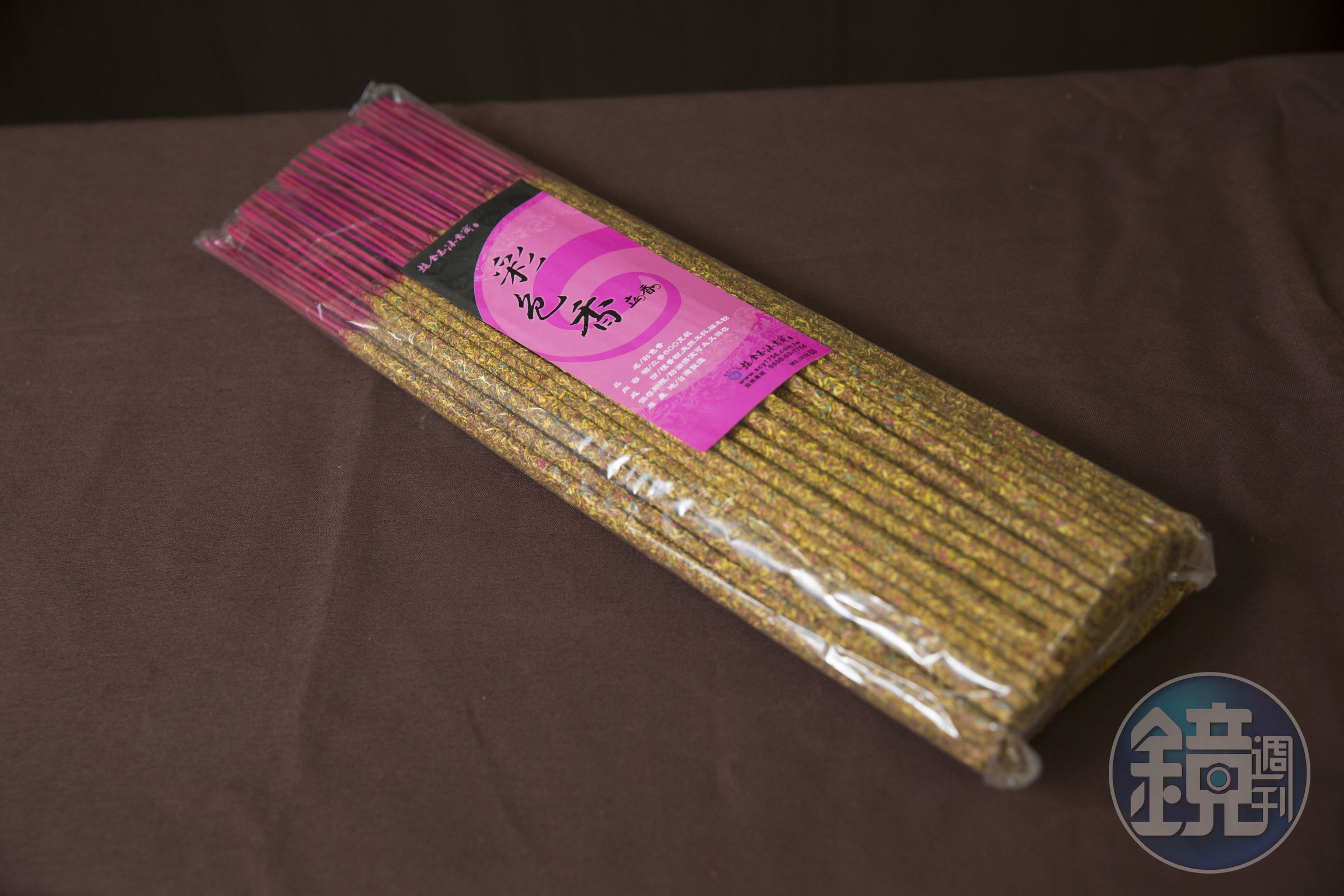 以檀香粉為基底製成的彩色香又稱發財香，因顏色亮眼，常被收香的人誤認是廟方或主委所點，留在香爐中的機率較高。（彩色香立香，250元／斤）