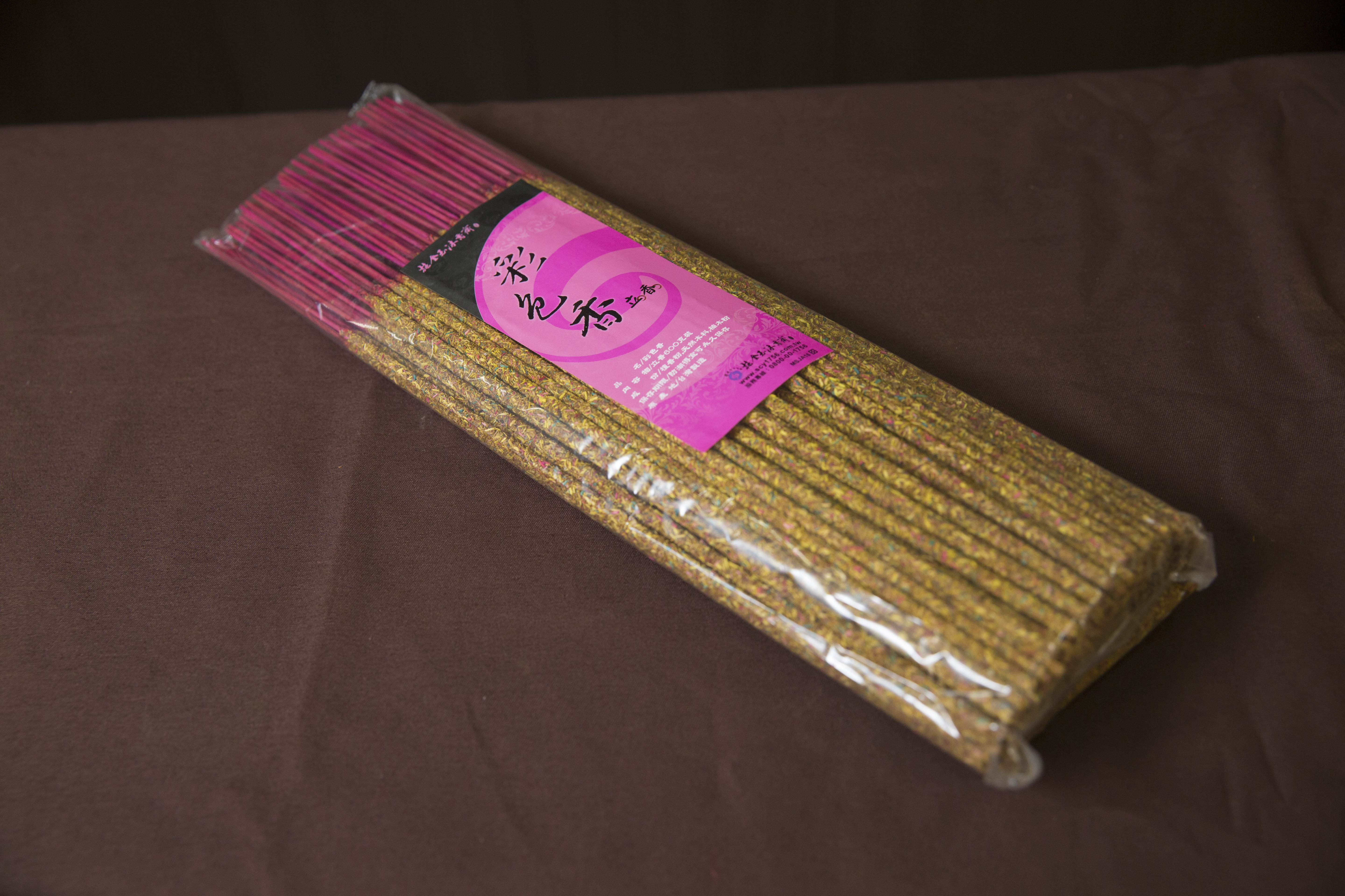 以檀香粉為基底製成的彩色香又稱發財香，因顏色亮眼，常被收香的人誤認是廟方或主委所點，留在香爐中的機率較高。（彩色香立香，250元／斤）