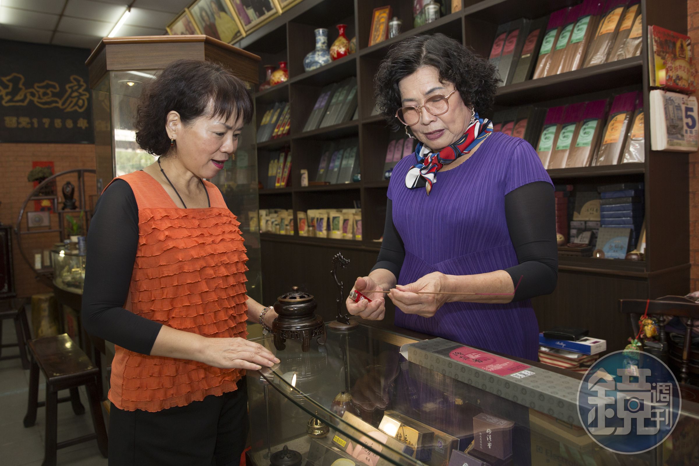 只要客人進店，第7代老闆娘洪寶真（右）一定點香讓客人試聞，詳細解釋何謂中藥養生香。