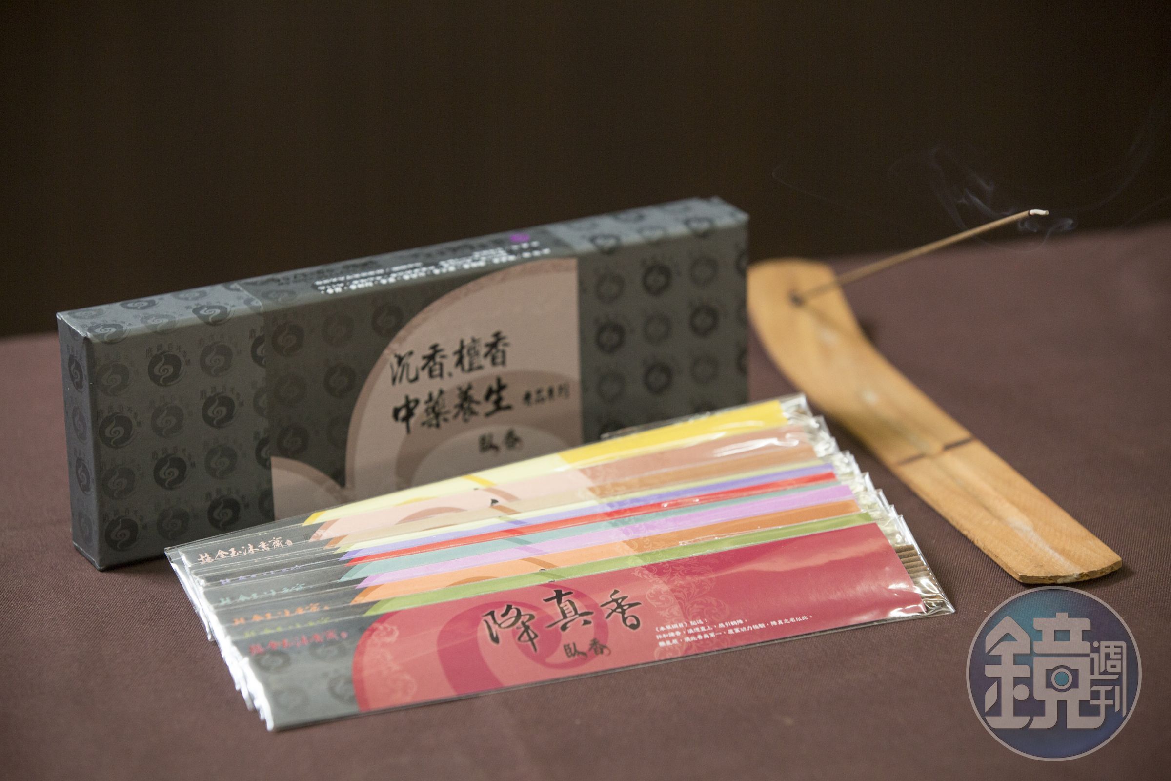 6年前施燁志首創以中藥或花香為主原料的中藥養生香品，還推出能一次買齊所有風味的綜合版。（臥香綜合版，500元／11種香）