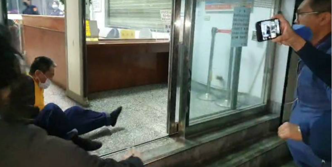李義祥交保剛步出法院門口,就被憤怒的死者家屬推倒。(翻攝畫面)