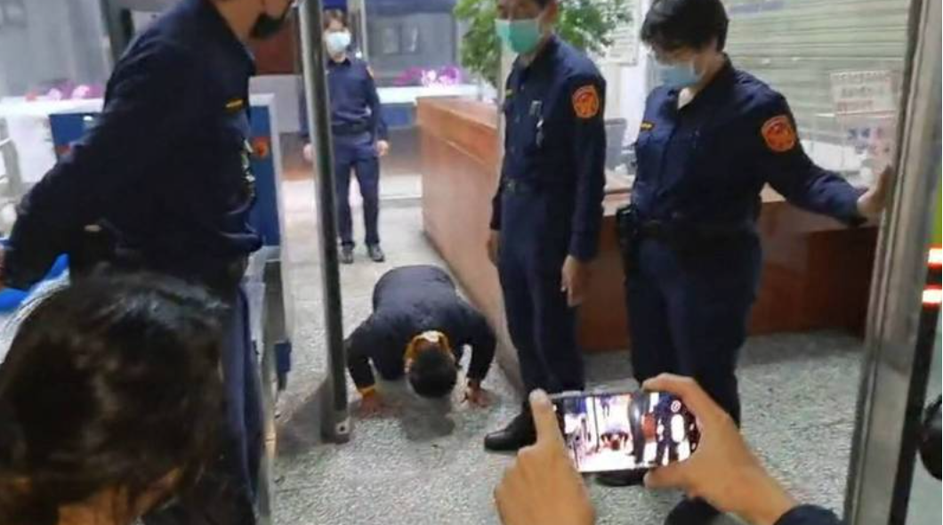 李義祥向家屬們下跪磕頭道歉。(翻攝畫面)
