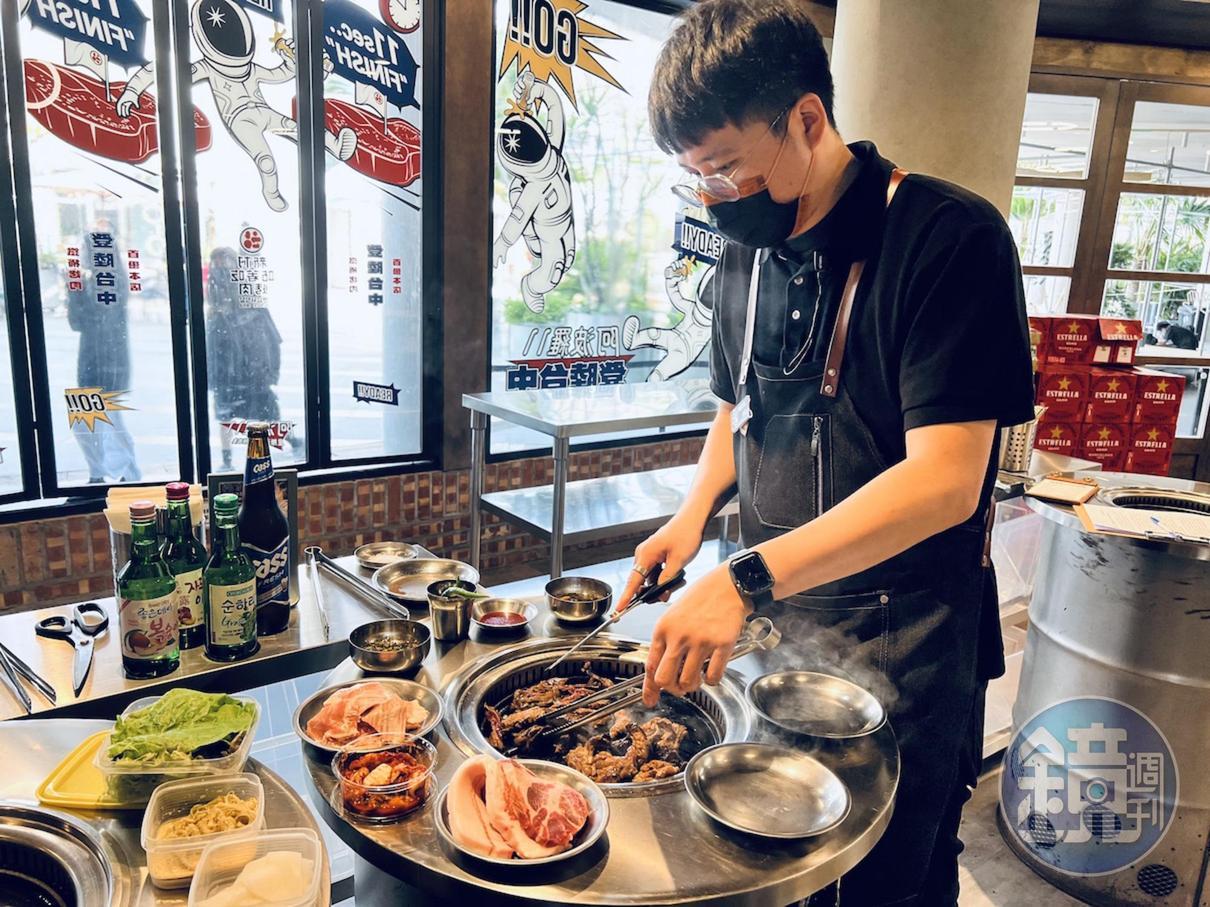 韓國名店「新村站著吃烤肉」有專人服務，氣氛熱烈。