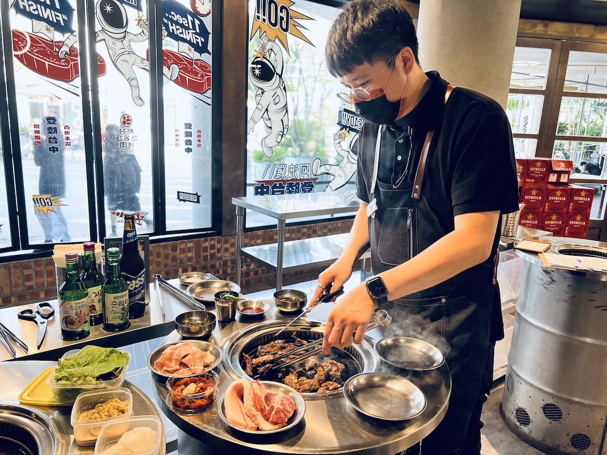 韓國名店「新村站著吃烤肉」有專人服務，氣氛熱烈。
