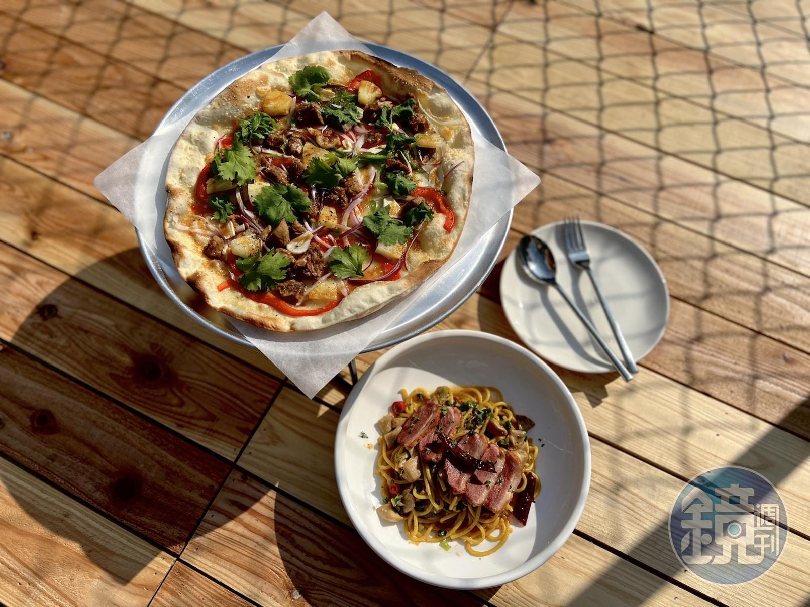 「BBQ醬烤豚肉鳳梨起司pizza」「煙燻鴨胸野菇辣椒細圓麵」來自提供手工義大利麵與窯烤Pizza的「MOLINO」義式餐廳。