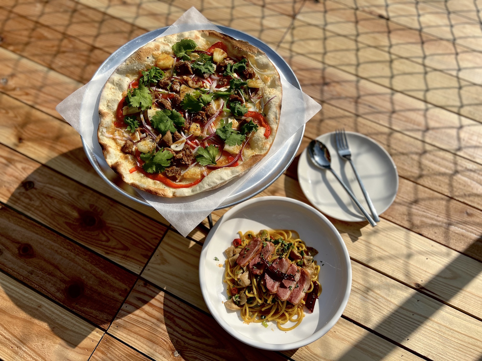 「BBQ醬烤豚肉鳳梨起司pizza」「煙燻鴨胸野菇辣椒細圓麵」來自提供手工義大利麵與窯烤Pizza的「MOLINO」義式餐廳。