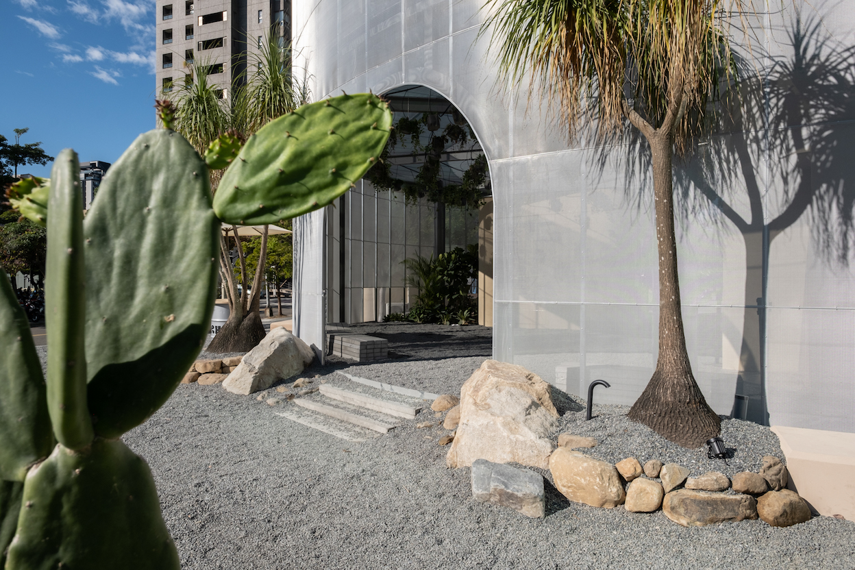 Park2鋁網牆的弧形開口，希望能將民眾直覺式的引入，景觀設計由「酉5PM TWCAUDEX」打造。（PARK2草悟廣場提供）