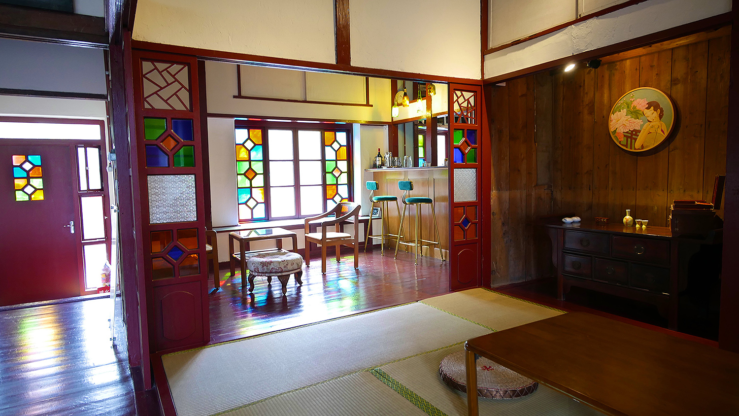 高雄「眷村戀影 高雄左營眷村民宿」為老式建築改建,洋溢著滿滿的懷舊氛圍。(Booking.com提供)
