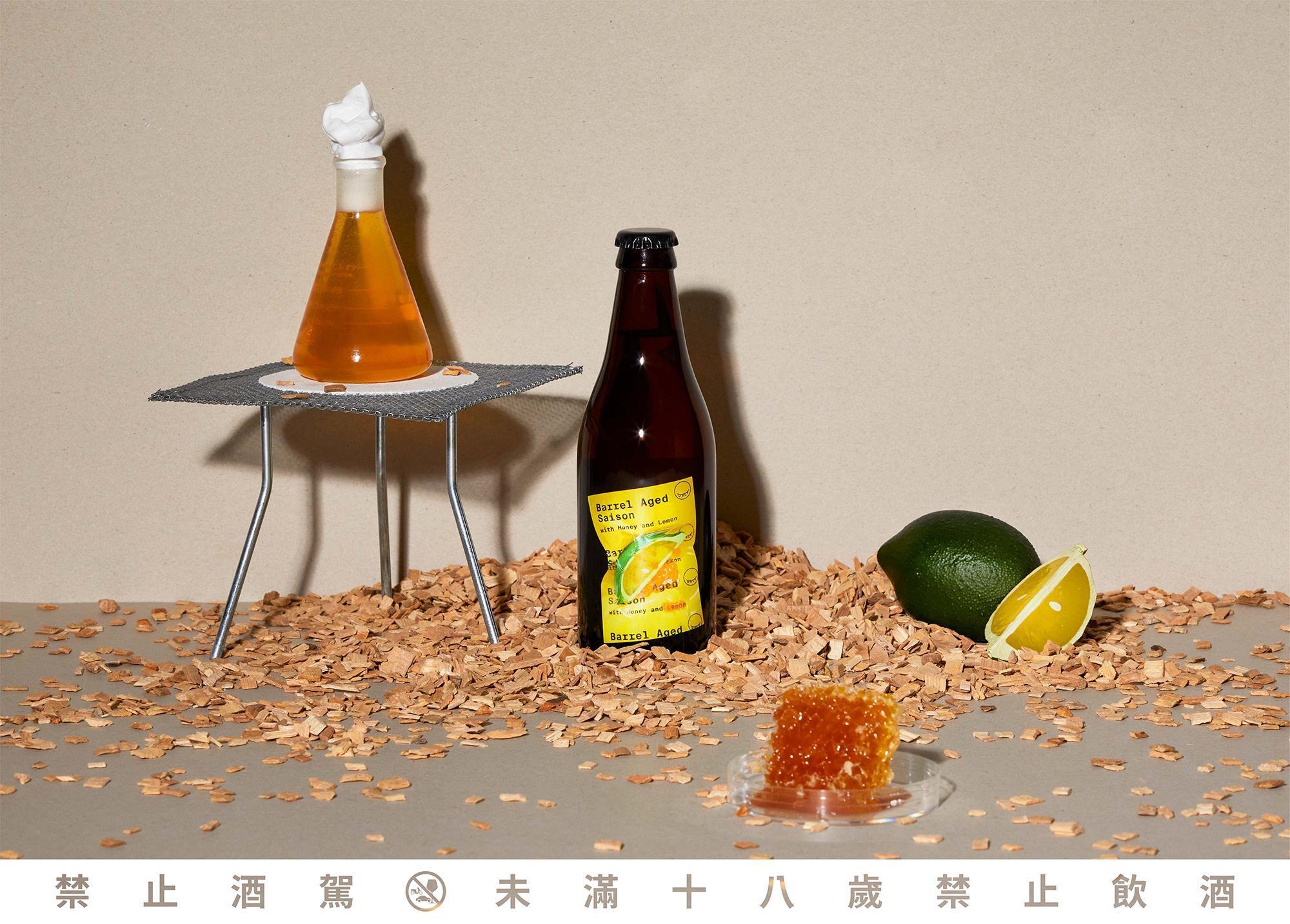 「蜂蜜檸檬Saison—泡在卡本內裡面」使用知果堂梅爾檸檬汁、綠檸檬汁和蜂蜜，經過發酵後帶來薄荷般的清涼颯爽，是這支酒獨特的驚喜風味。（酉鬼啤酒提供）