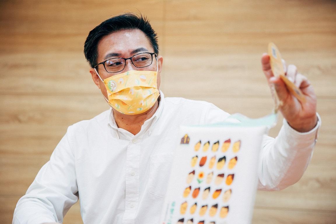陳肇浩不只建議喜樂可以台中194號米作為主要品,也解釋了包裝上的每個吊牌都是每位身障者親手繫上,希望與消費者分享每期稻作的認養人。(頂新和德文教基金會提供)