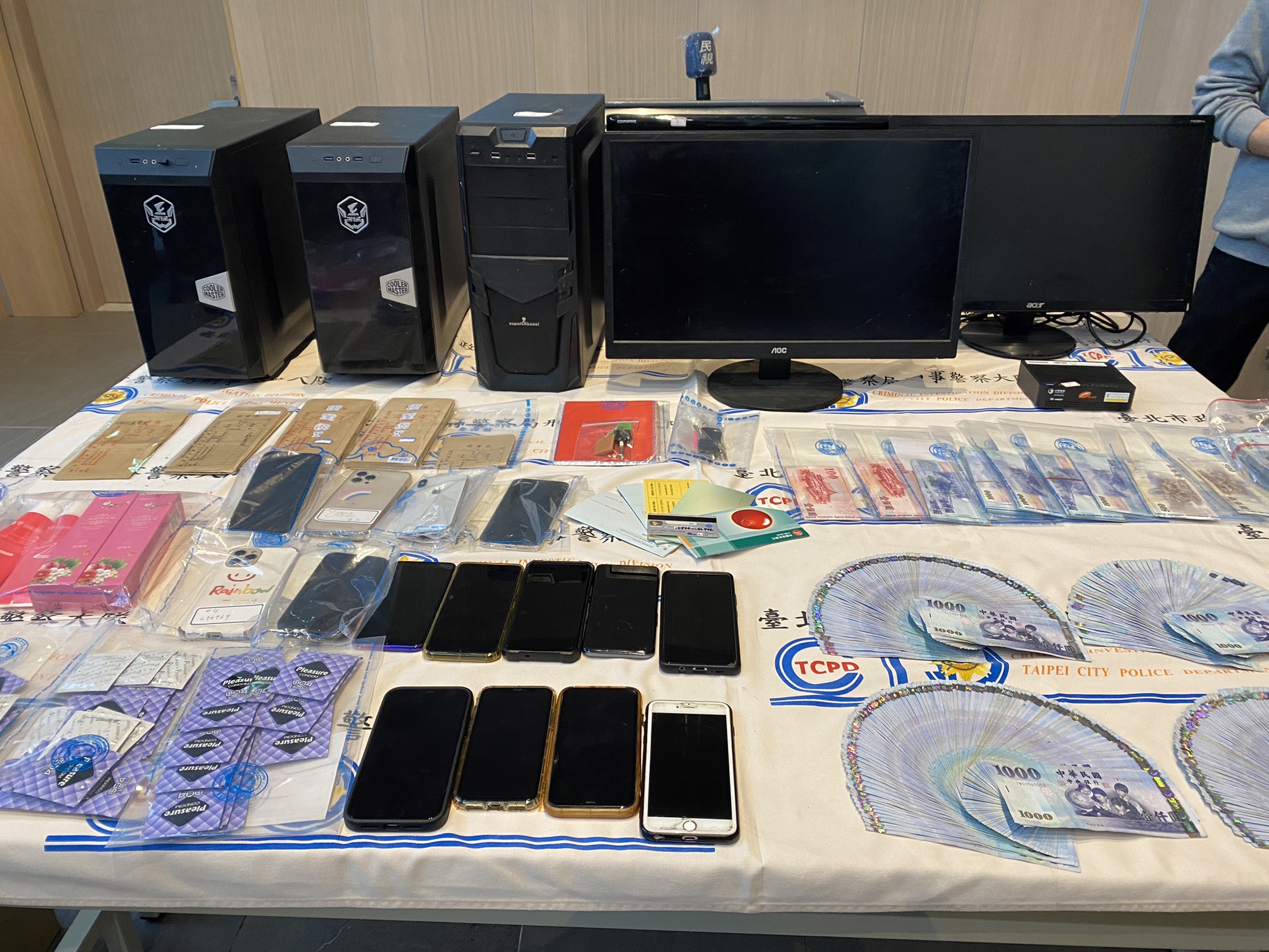 警方查扣電腦、手機、現金、K他命等正物。(警方提供)