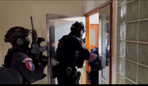 警方攻堅逮人。(警方提供)