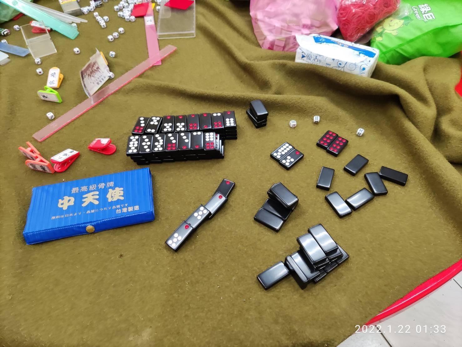 警方現場查扣的賭具。(警方提供)