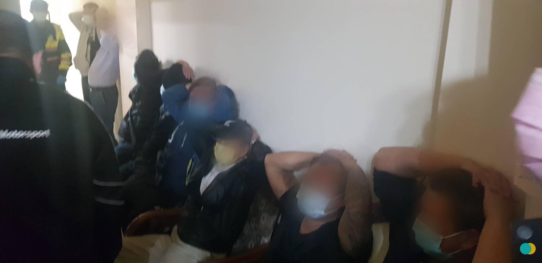 警方現場逮捕的賭客。(警方提供)