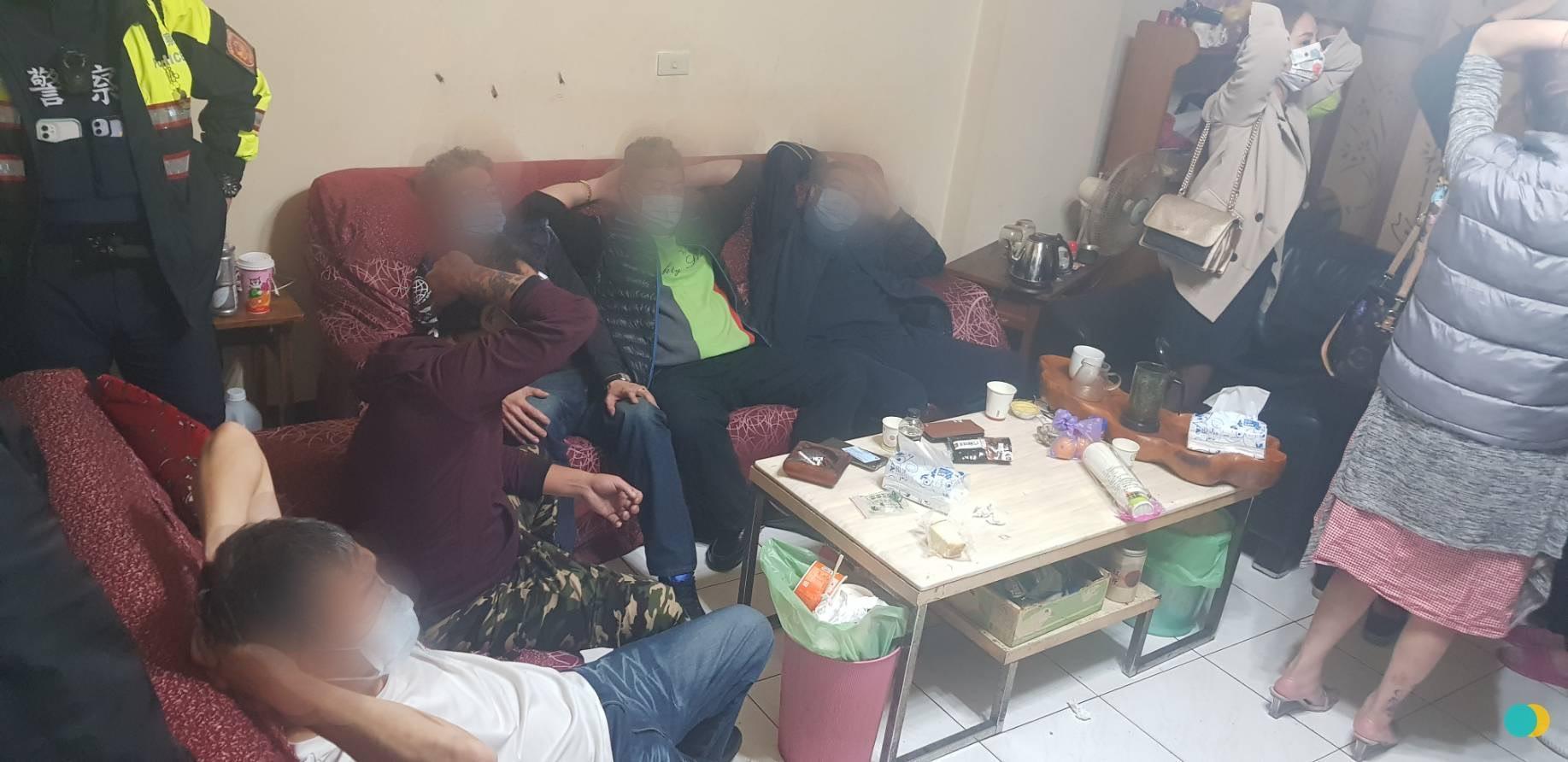 鶯歌民宅被警方破獲職業賭場。(警方提供)