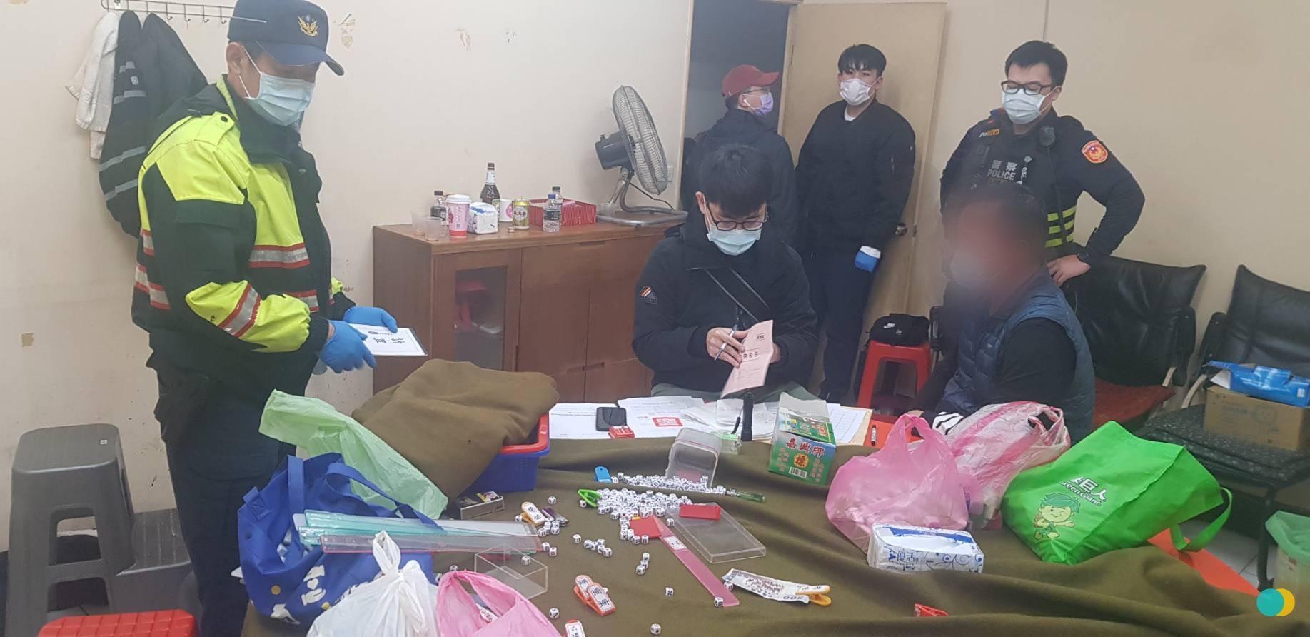 警方在現場清點賭資。(警方提供)