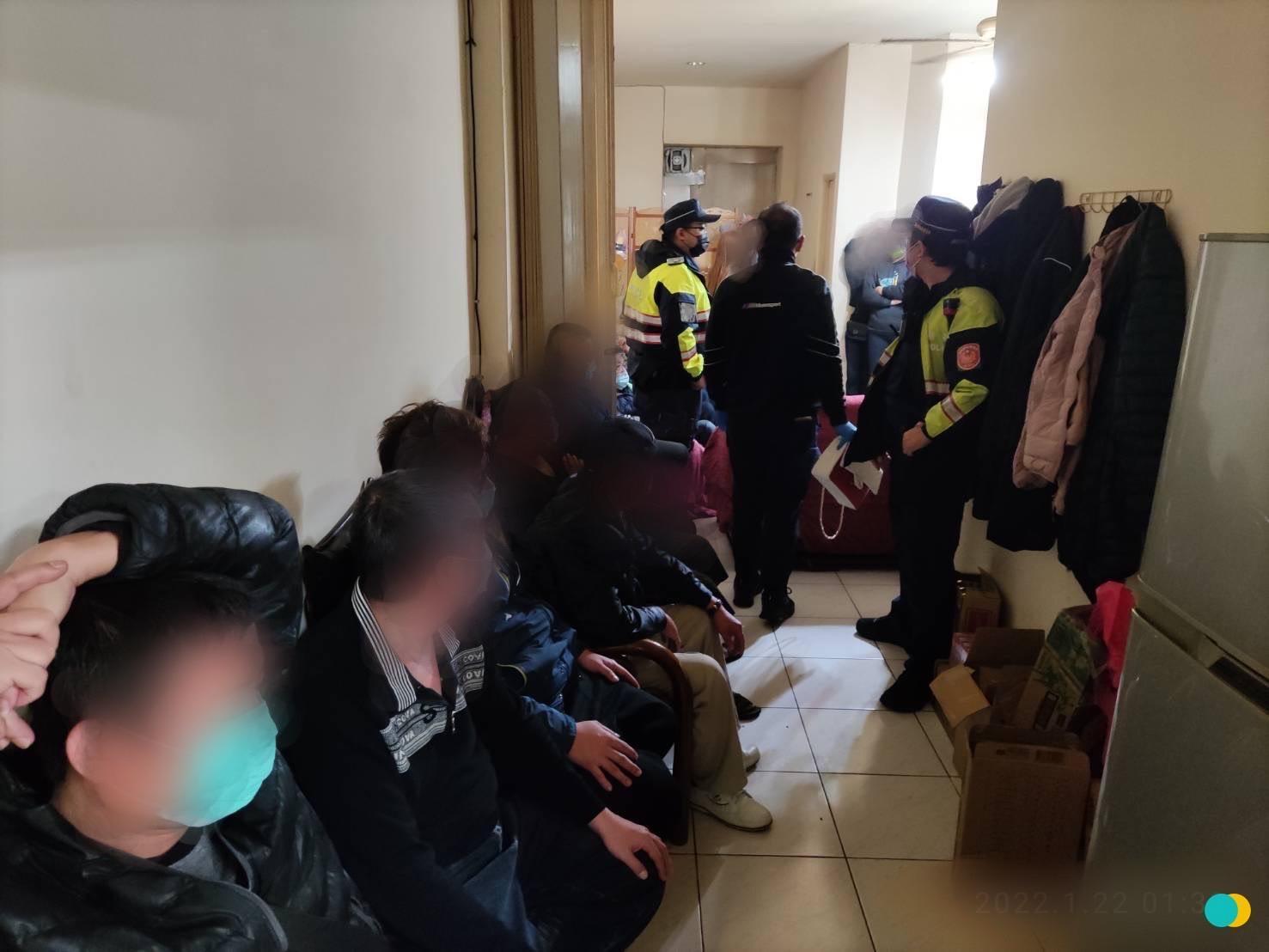 賭客無奈地在賭場內等候警方裁罰。(警方提供)