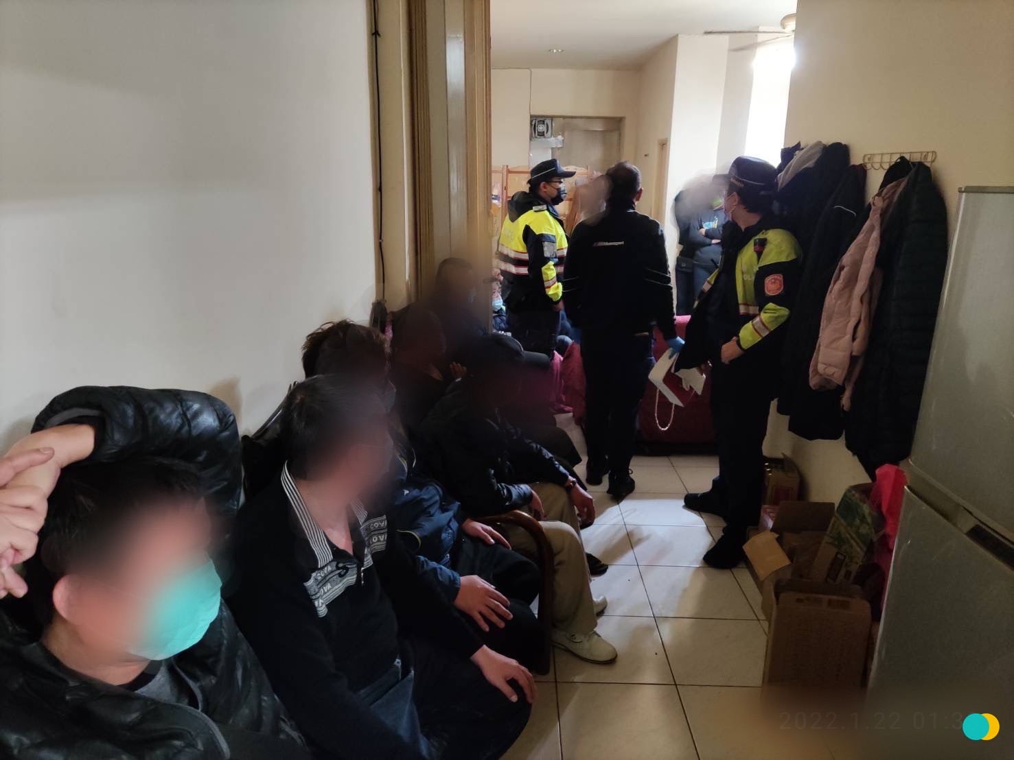 賭客無奈地在賭場內等候警方裁罰。（警方提供）