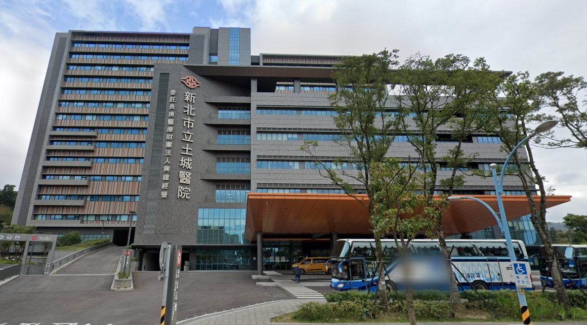 新北衛生局更新確診足跡,新增土城醫院B1美食街。(翻攝自Google Maps)