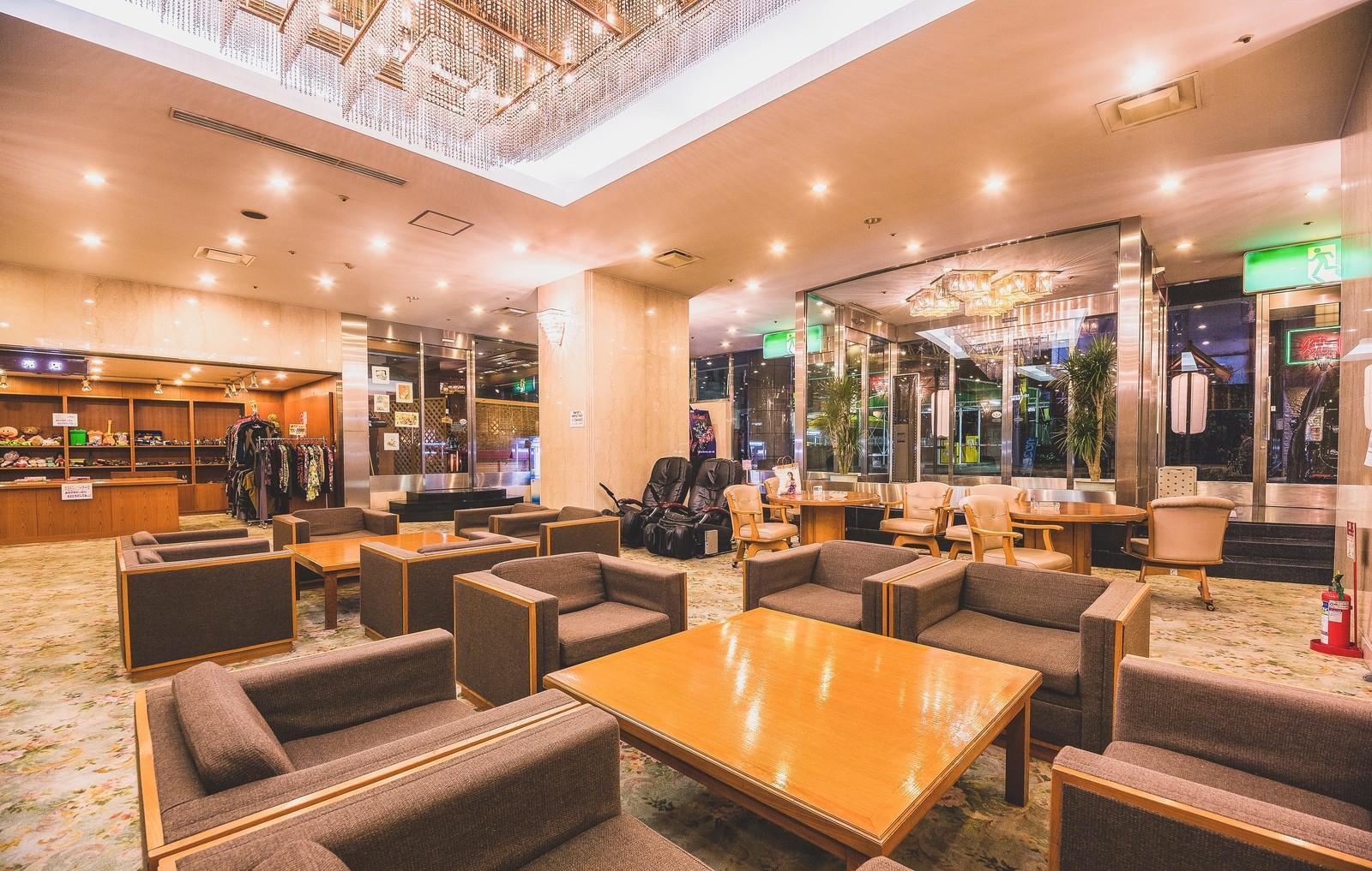 疫情升溫想要取消行程，但預定的飯店和餐廳表示不會退訂金，讓網友苦惱問「該怎麼辦」？（飯店示意圖，Pakutaso）