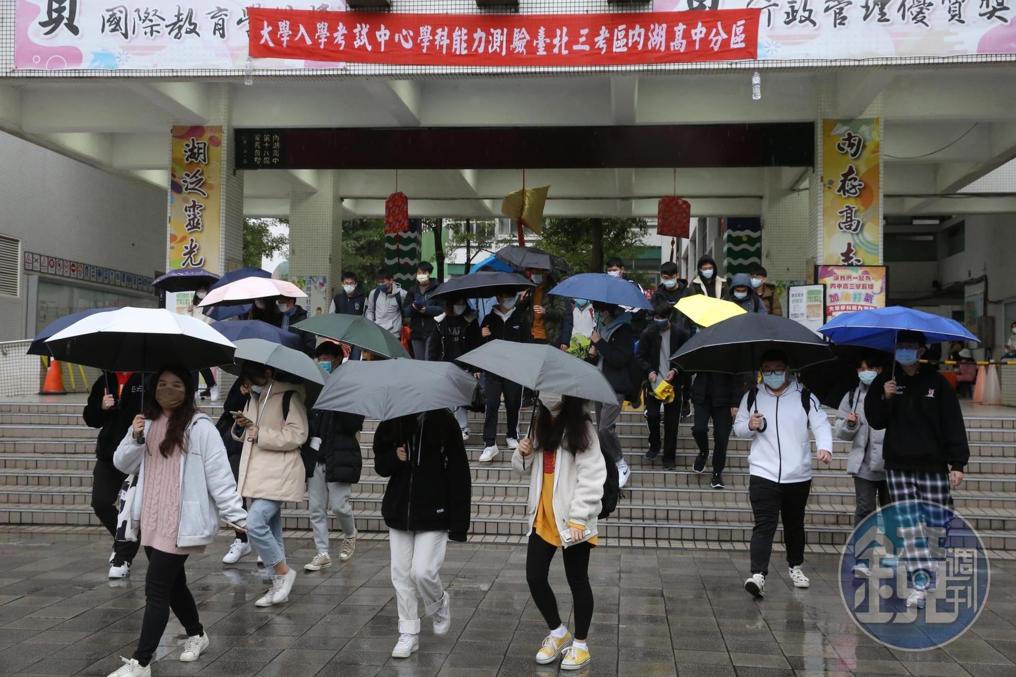 大學學測於21、22、23日登場,除了數學A和自然科被評很困難,國文寫作題目也引起爭議。