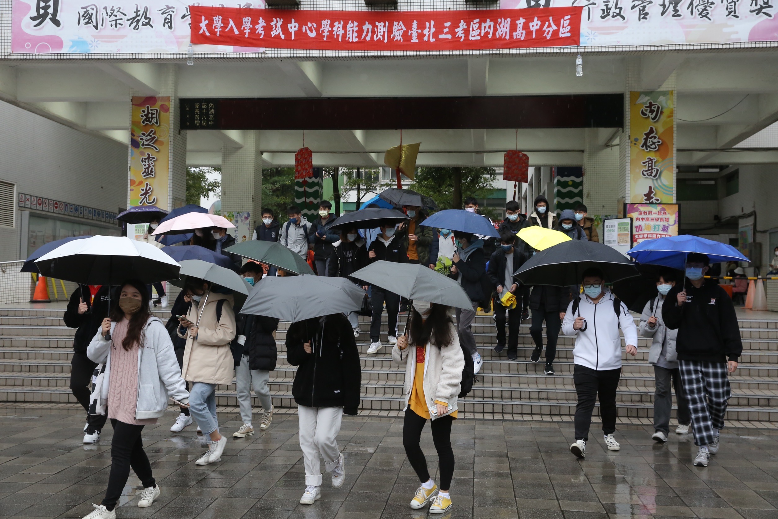 大學學測於21、22、23日登場，除了數學A和自然科被評很困難，國文寫作題目也引起爭議。