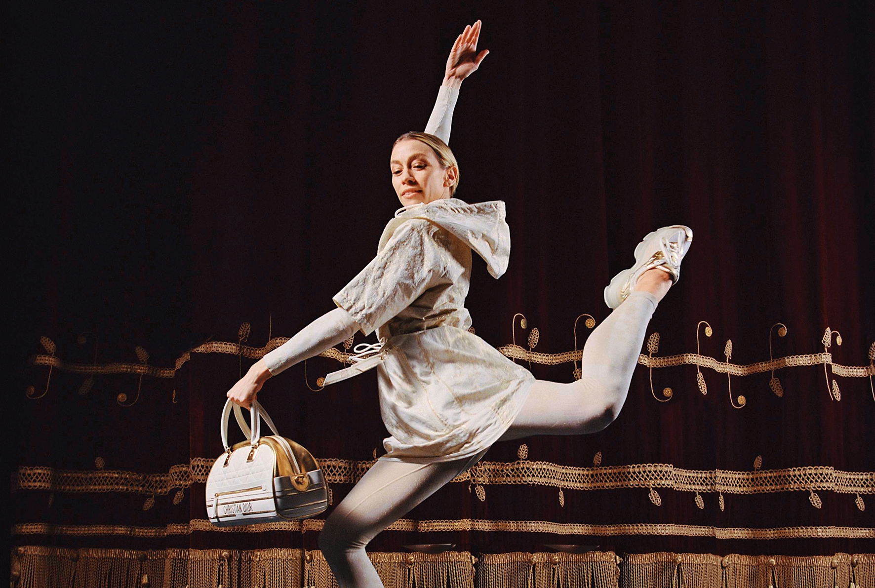 義大利芭蕾舞舞者Eleonora Abbagnato受邀為DIOR Vibe系列作出示範。DIOR Vibe系列金色與白色籐格壓紋小牛皮中型保齡球袋 NT$145,000（DIOR提供）