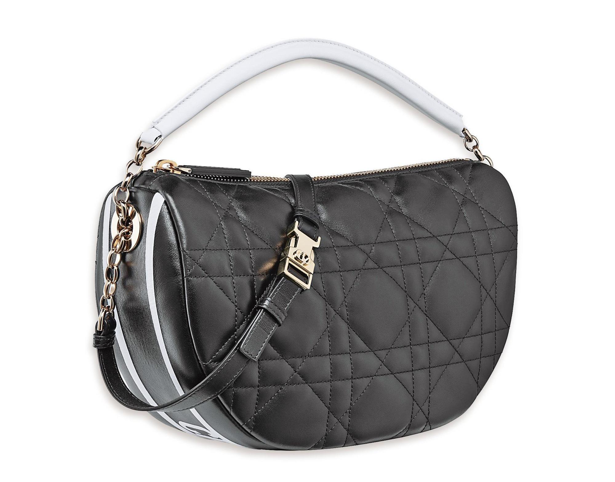 DIOR Vibe系列黑色羊皮籐格紋與白色提把中型Hobo包 NT$110,000（DIOR提供）