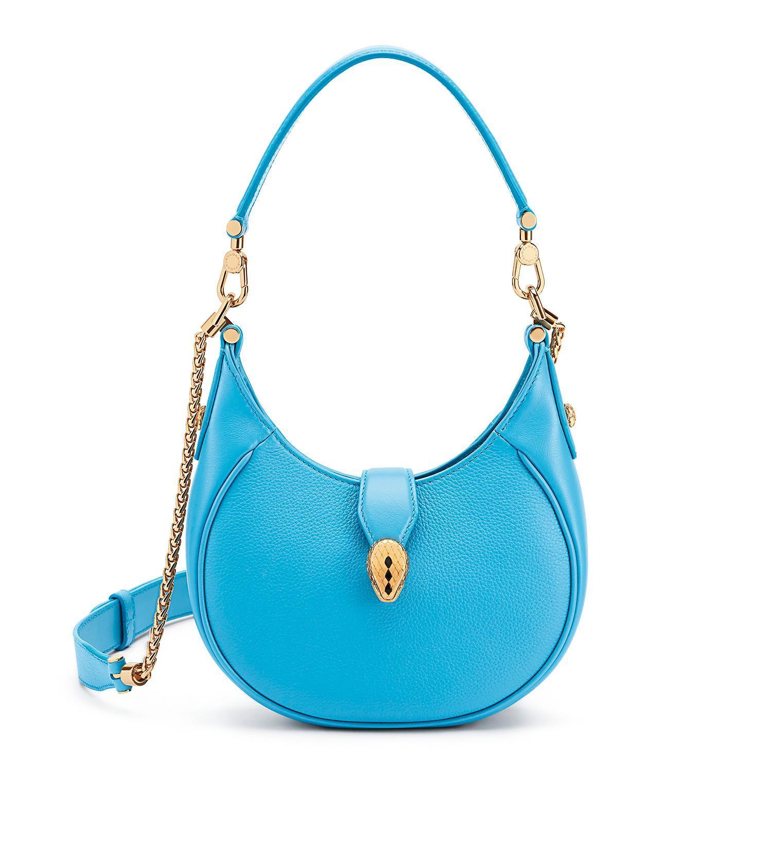 Serpenti Hobo尼加拉藍寶石色小牛皮新月包 NT$61,700（BVLGARI提供）