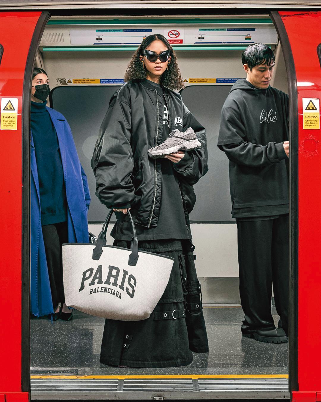 BALENCIAGA推出全新Cities城市系列廣告大片，除PARIS系列全球販售外，其餘城市商品僅在當地推出。大型巴黎托特包 NT$38,500（BALENCIAGA提供）