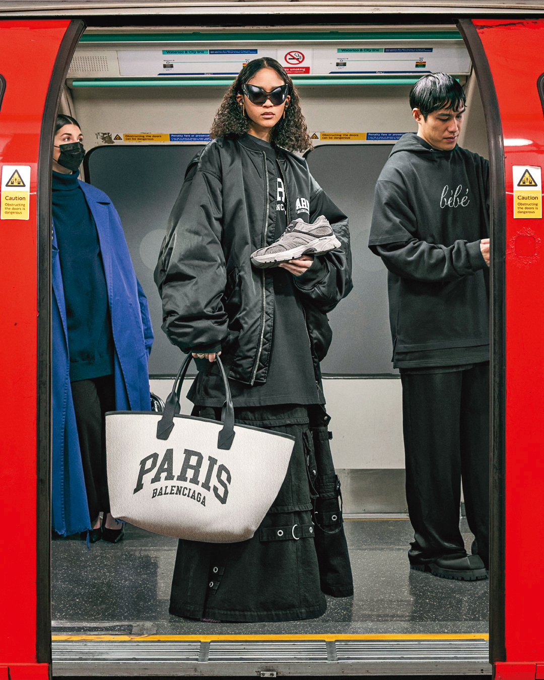 BALENCIAGA推出全新Cities城市系列廣告大片，除PARIS系列全球販售外，其餘城市商品僅在當地推出。大型巴黎托特包 NT$38,500（BALENCIAGA提供）
