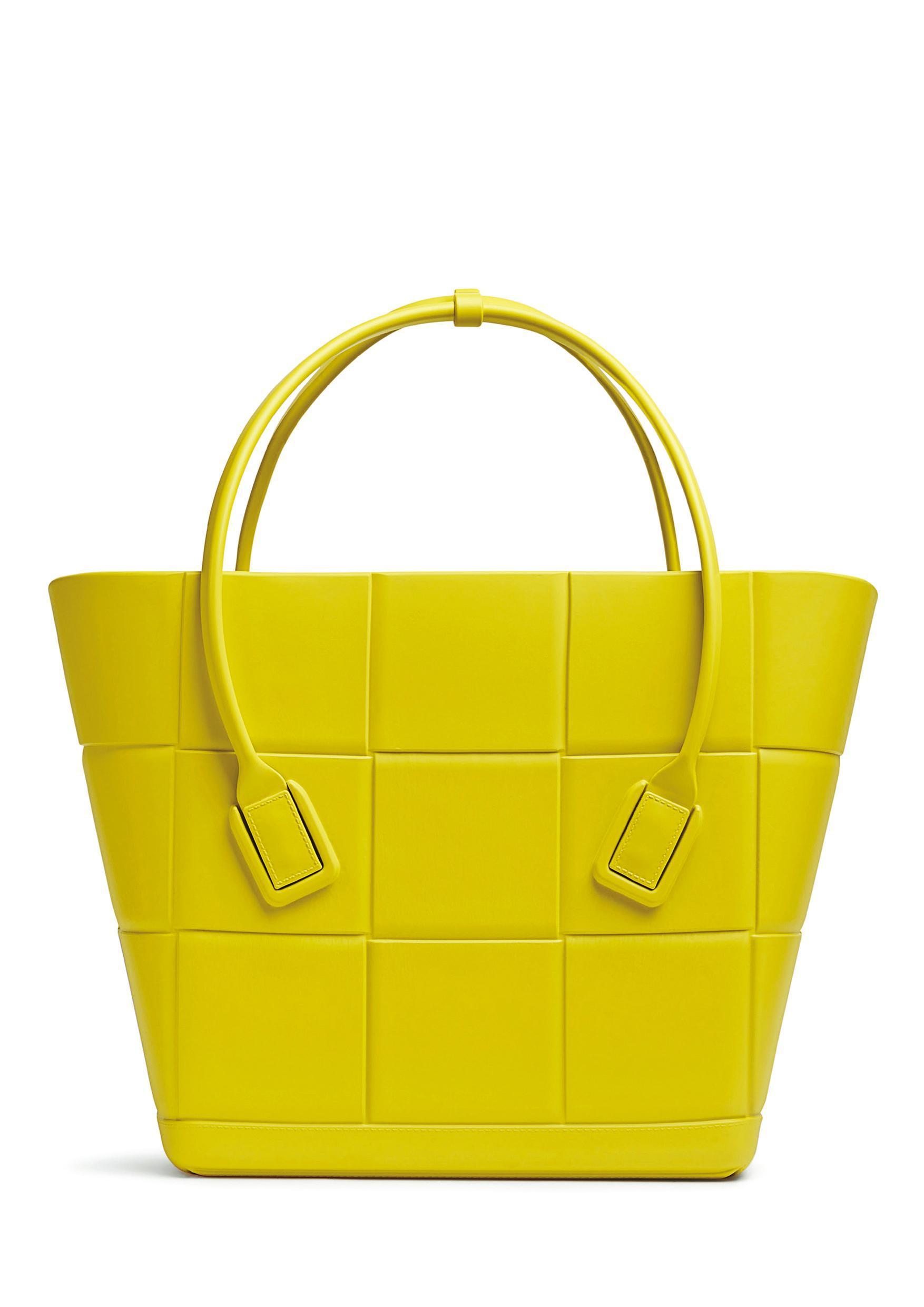 Arco啞光橡膠壓紋托特包（奇異綠） NT$49,900（BOTTEGA VENETA提供）
