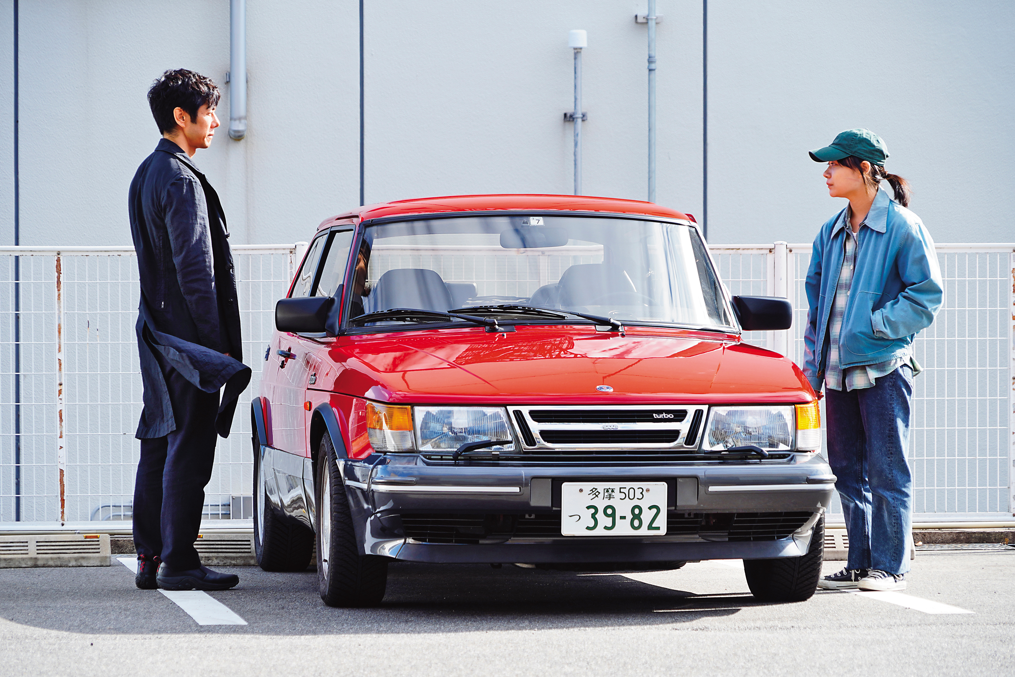 新生代女星三浦透子（右）在片中飾演西島秀俊的代駕，靠著一趟趟的車程互相打開心房。（東昊影業提供）