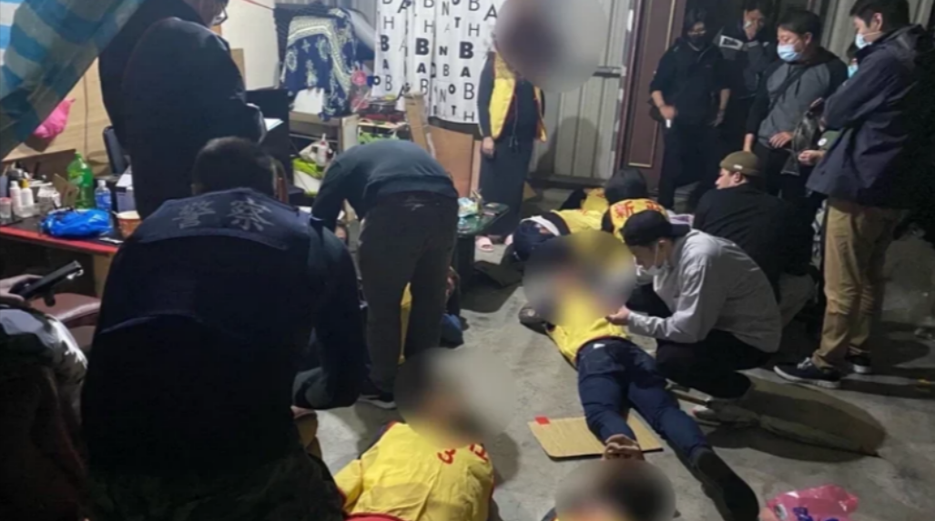 新北警方日前破獲賭場,查獲多包毒品及7萬元賭資,共逮捕13人。(翻攝畫面)