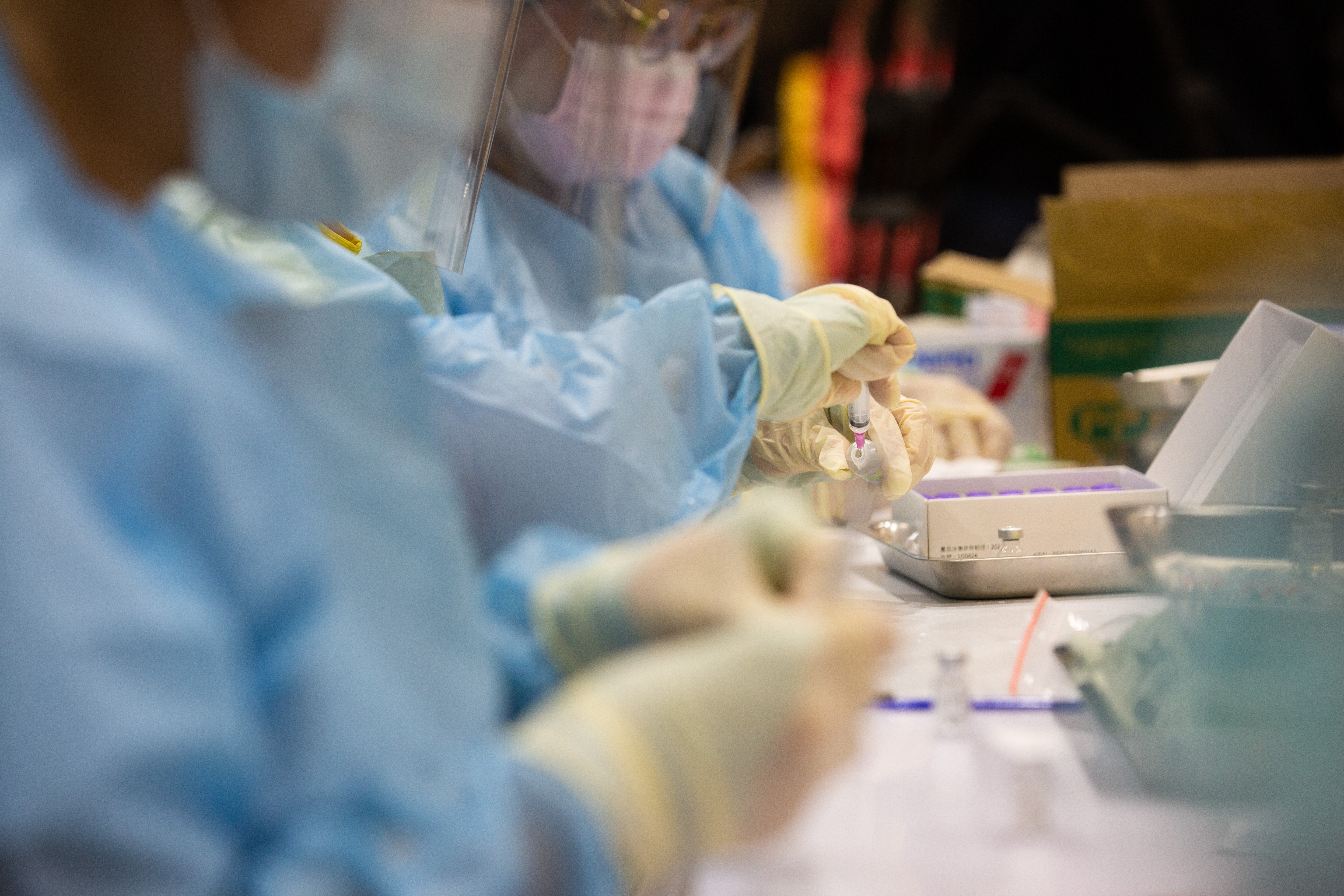 近日出現不少與病毒共存的看法，醫師姜冠宇認為，COVID-19不論是疫苗覆蓋率門檻、進購抗病毒藥，負擔都比流感大很多。（本刊資料照）