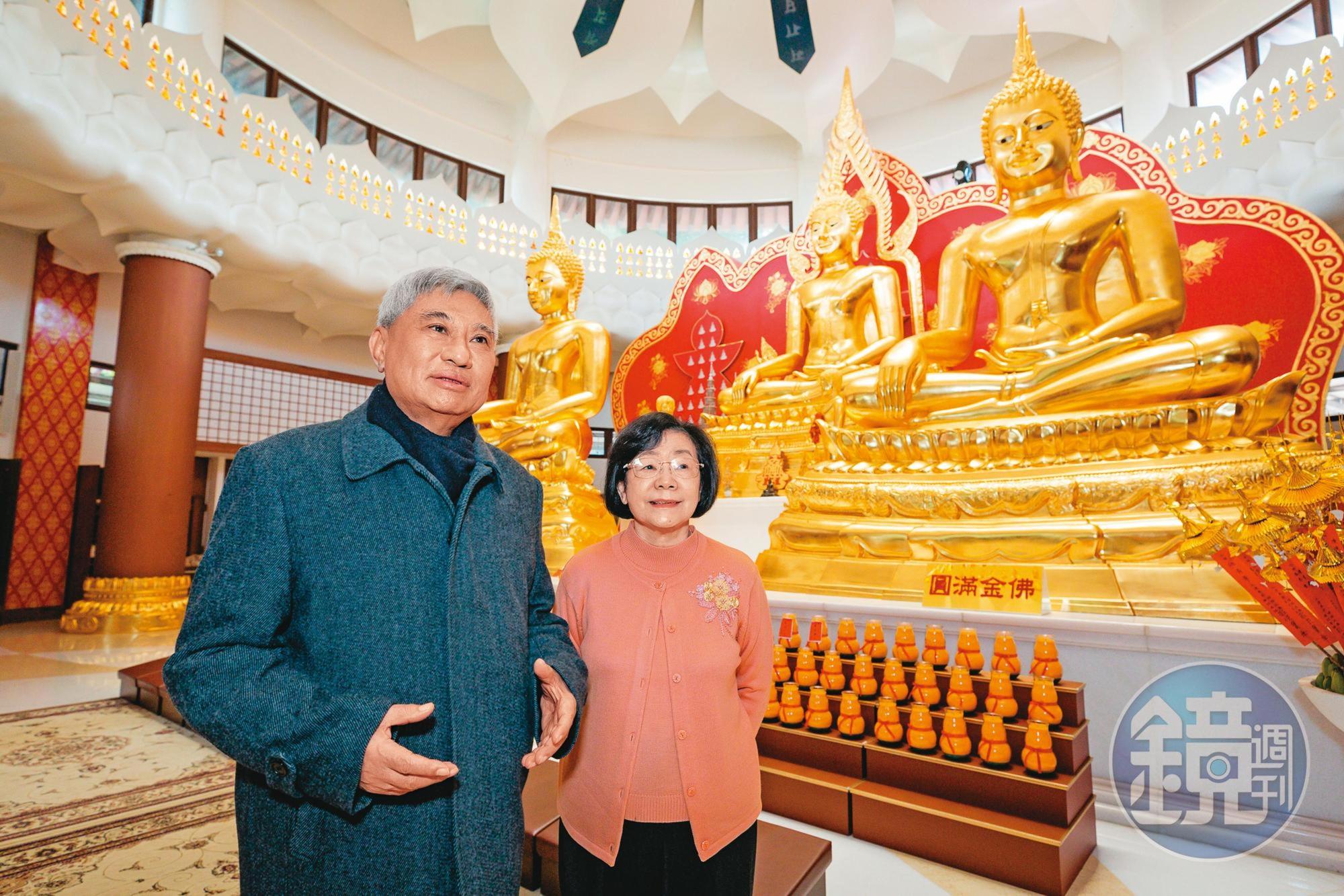 穩懋董事長陳進財（左）接任靈鷲山全球總會長，2003年與妻子陳林淑真（右）獲泰王批准迎三金佛。