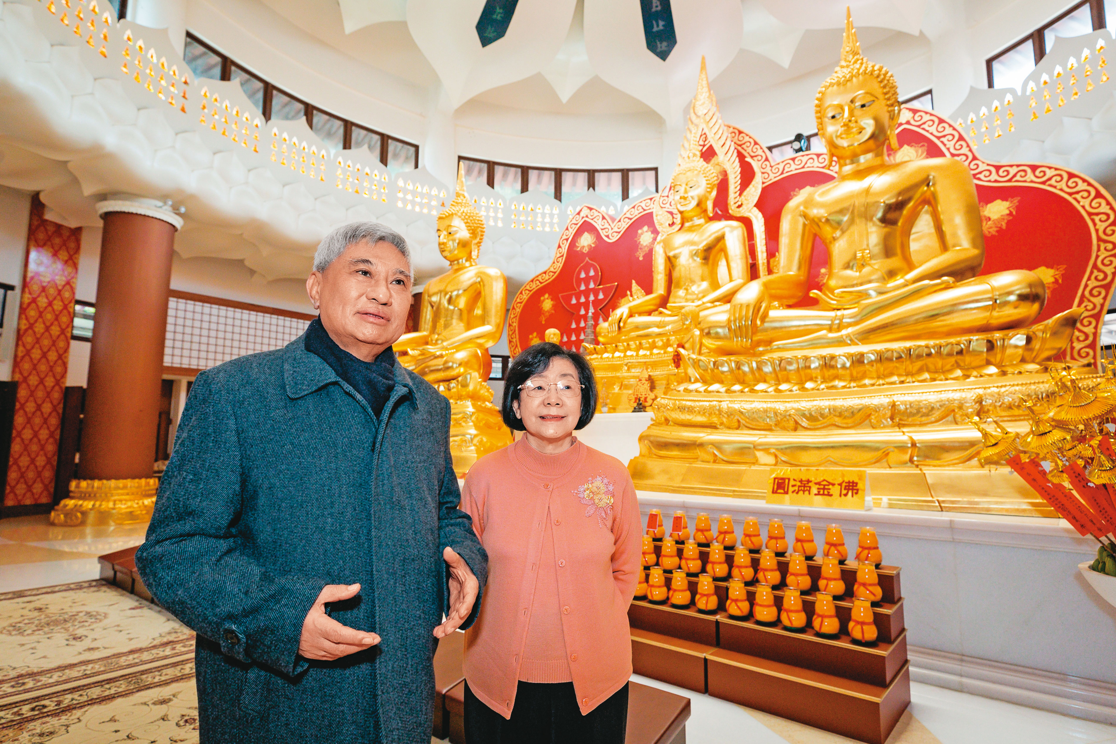 穩懋董事長陳進財（左）接任靈鷲山全球總會長，2003年與妻子陳林淑真（右）獲泰王批准迎三金佛。