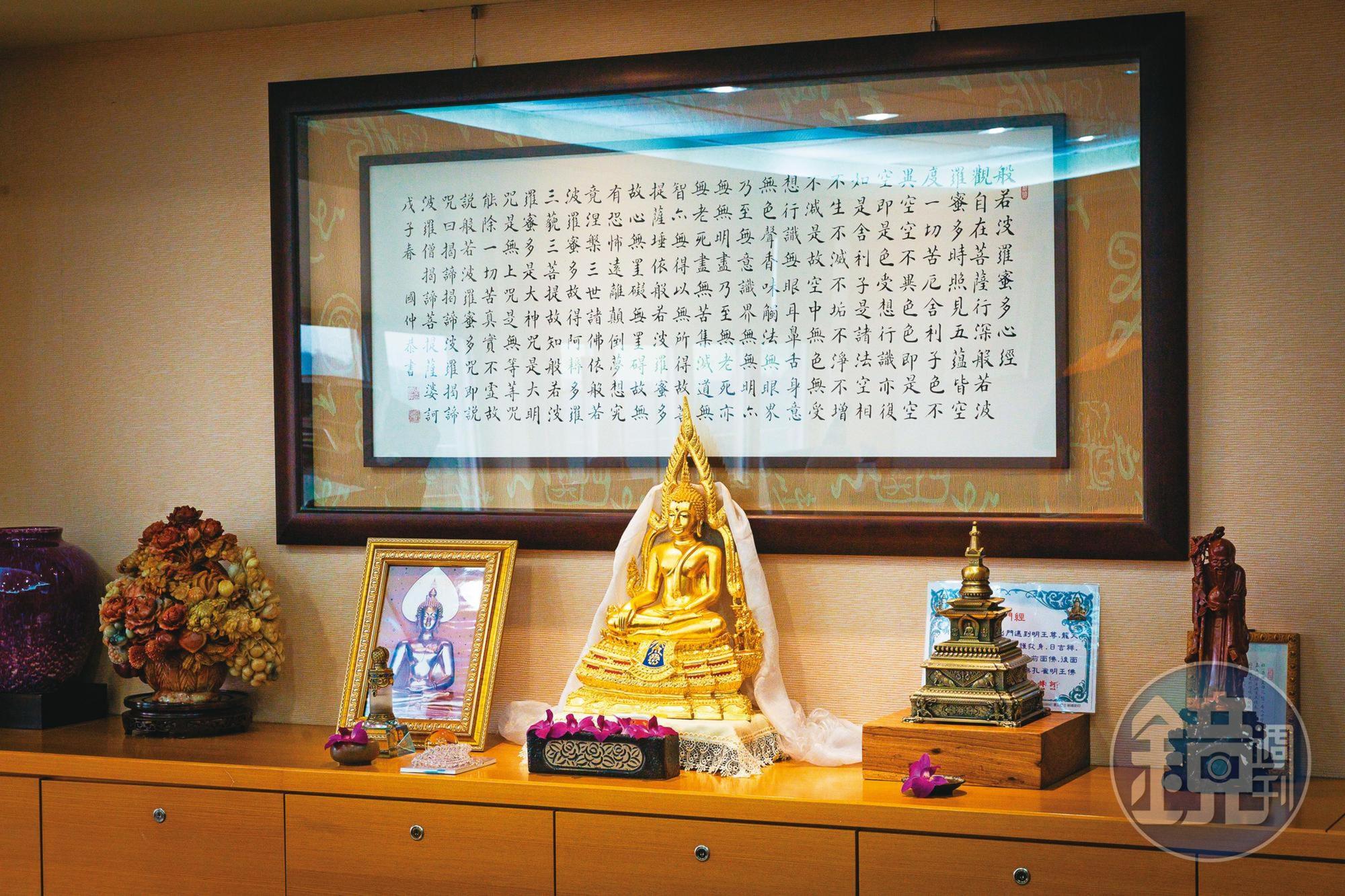 成功佛是穩懋董事長陳進財的心靈信仰，每日於辦公室以鮮花代香祭拜。