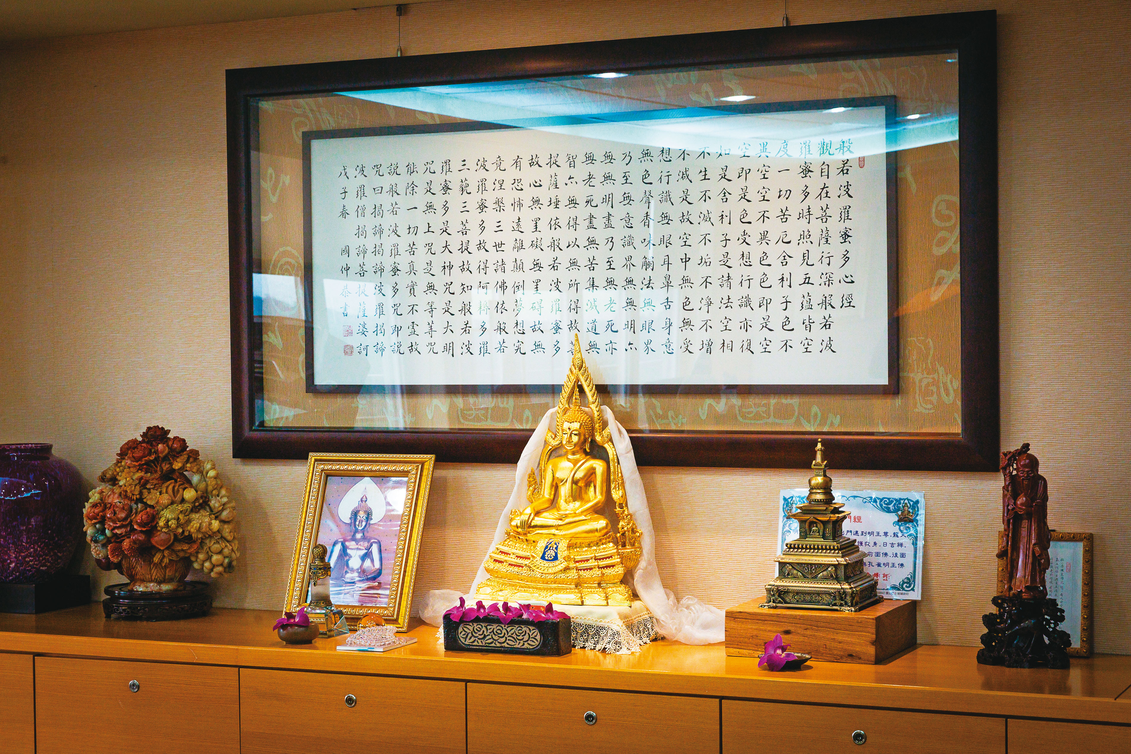成功佛是穩懋董事長陳進財的心靈信仰,每日於辦公室以鮮花代香祭拜。