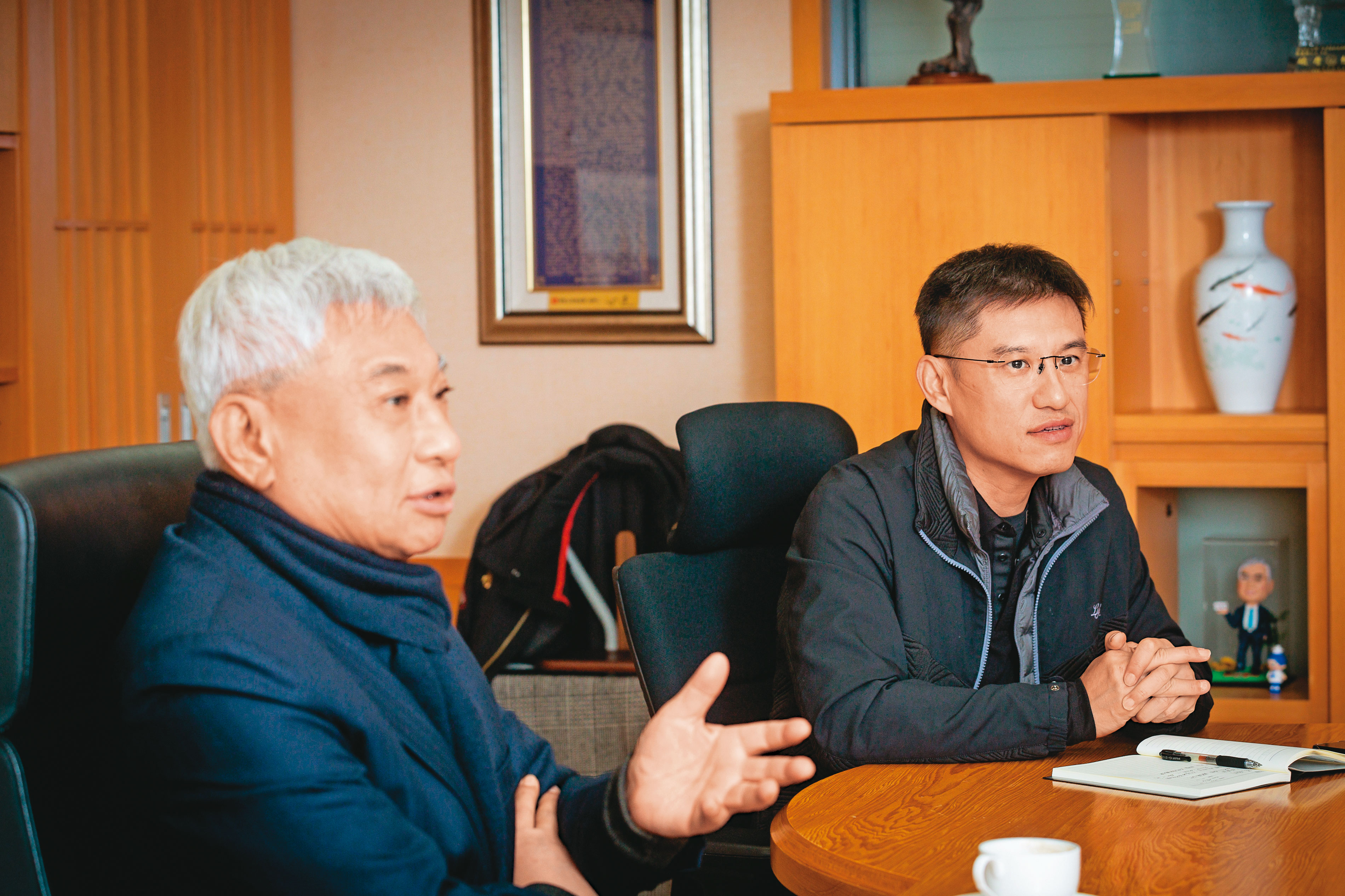 陳舜平（右）曾是華碩董事長施崇棠手下愛將，2020年被父親陳進財（左）拔擢為穩懋總管理服務處總經理。