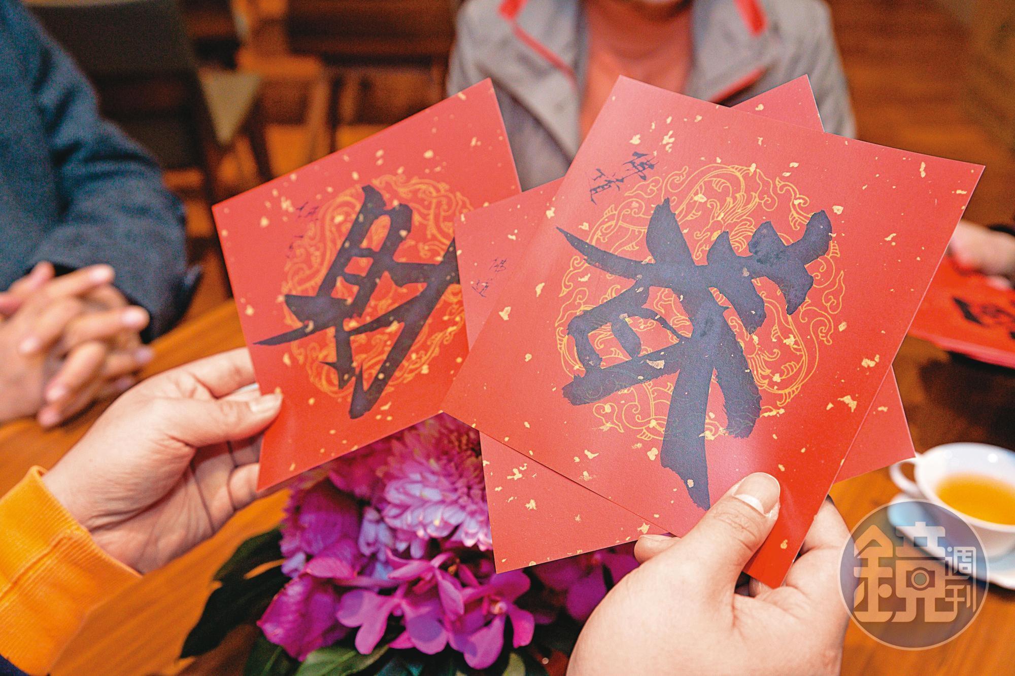 穩懋董事長陳進財練就一手好毛筆字,參拜靈鷲山親筆題寫春聯,也留下自己的皈依法名「佛道」。