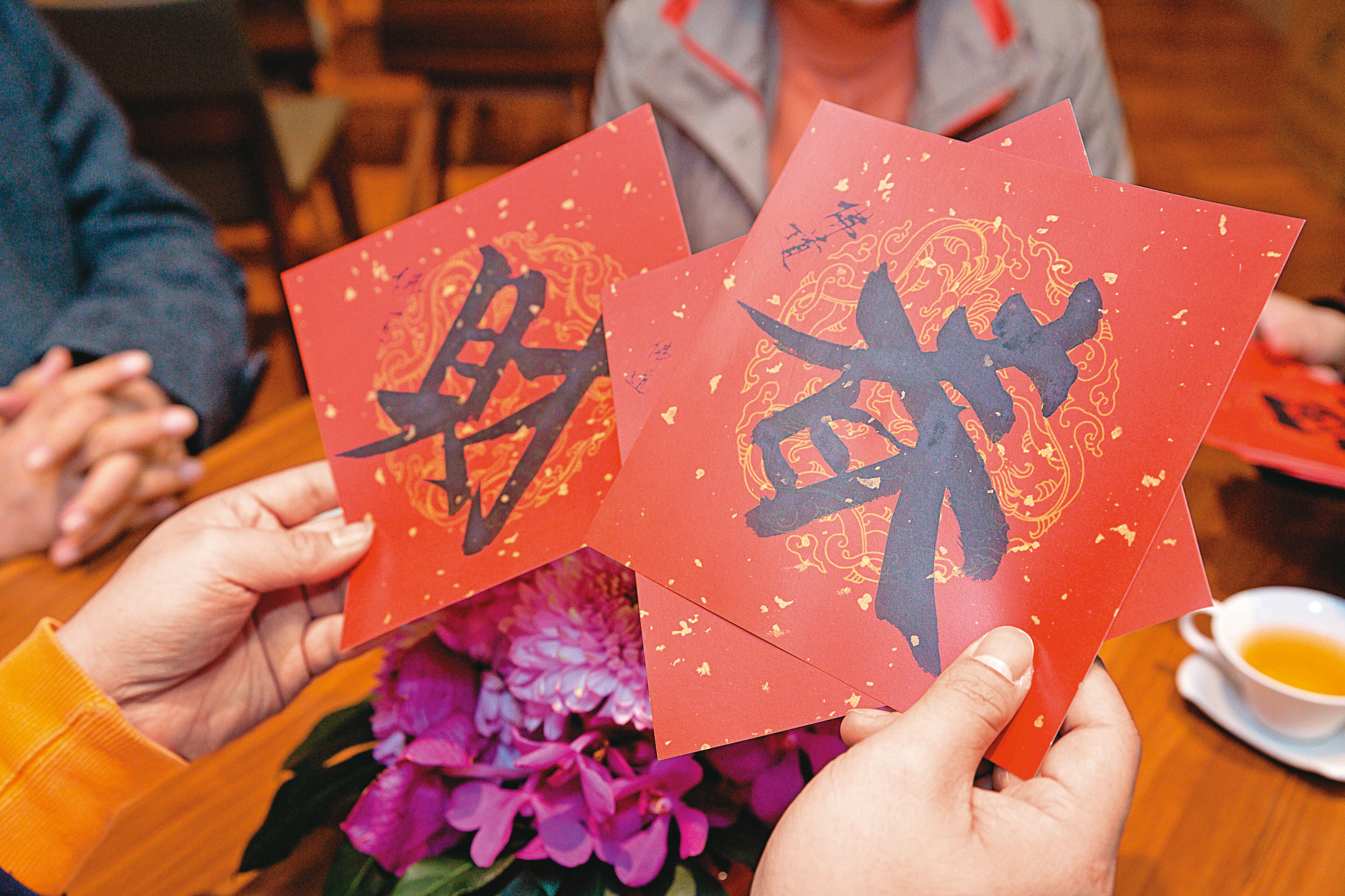 穩懋董事長陳進財練就一手好毛筆字，參拜靈鷲山親筆題寫春聯，也留下自己的皈依法名「佛道」。