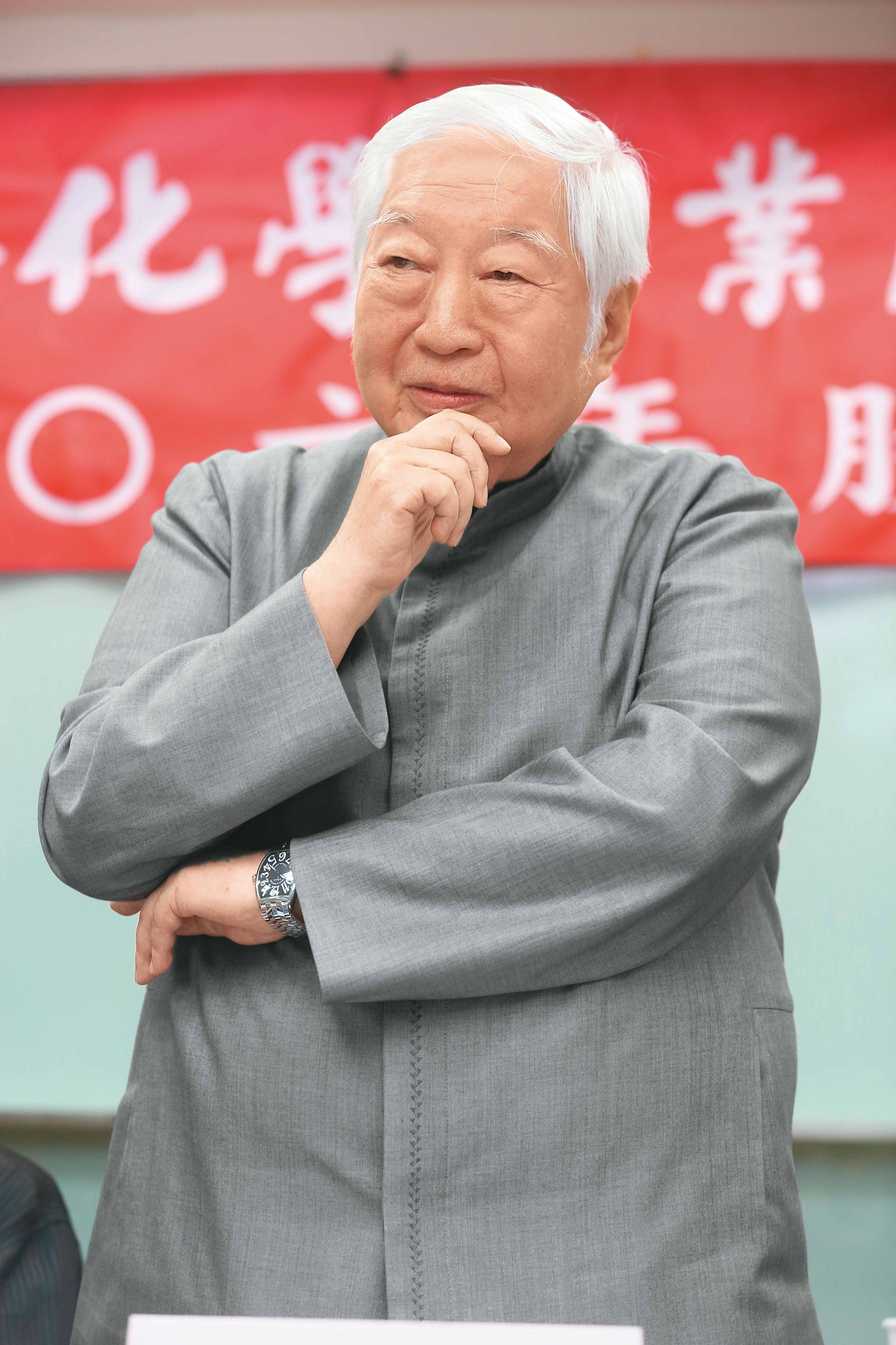 穩懋谷底翻身,董事長陳進財歸功於「事業導師」南僑會長陳飛龍(圖)的栽培。