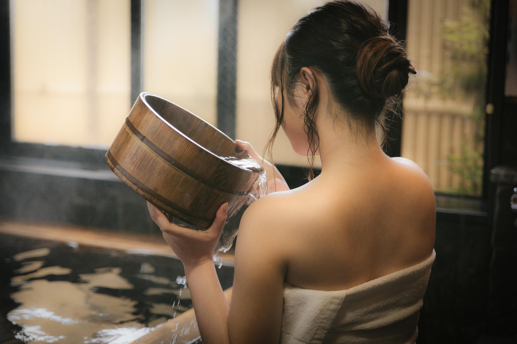 女網友在網路論壇po文表示,有位已婚、有小孩的男網友約泡湯,還附上一張擁有10張「台積電」股票的截圖。(示意圖,取自pakutaso)