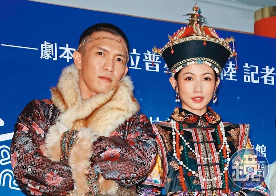 李千那（右）被本刊直擊將黃尚禾（左）載回家曝光戀情。