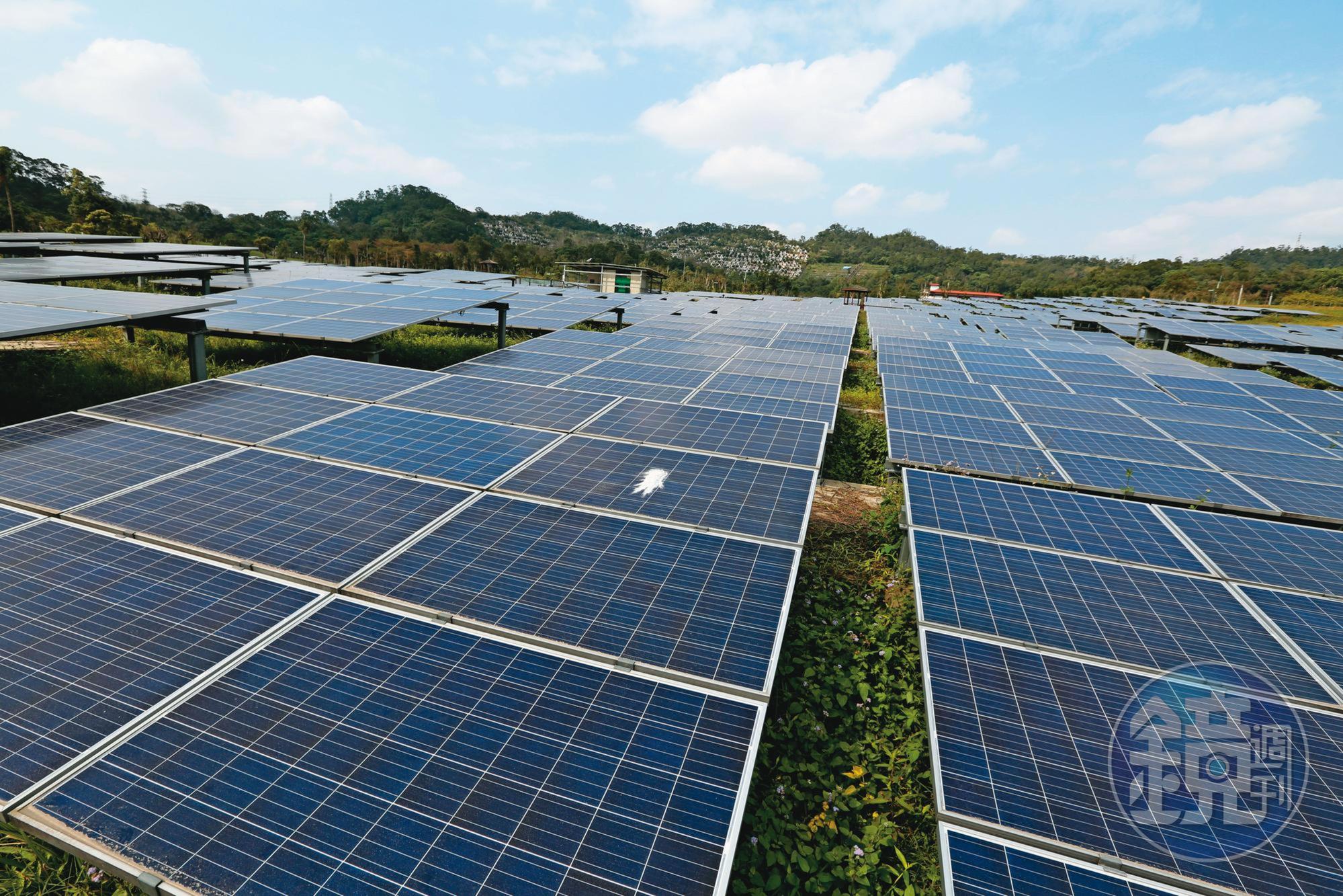 蔡英文政府主張發展再生能源,然而台電饋線建設遲緩,太陽能發電又遭遇環境保護與農業保護的重重阻礙。
