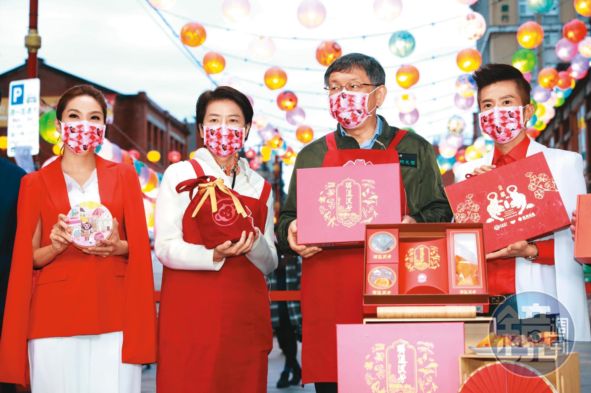 黃珊珊(左)21日與台北市長柯文哲(右)走訪年貨大街。