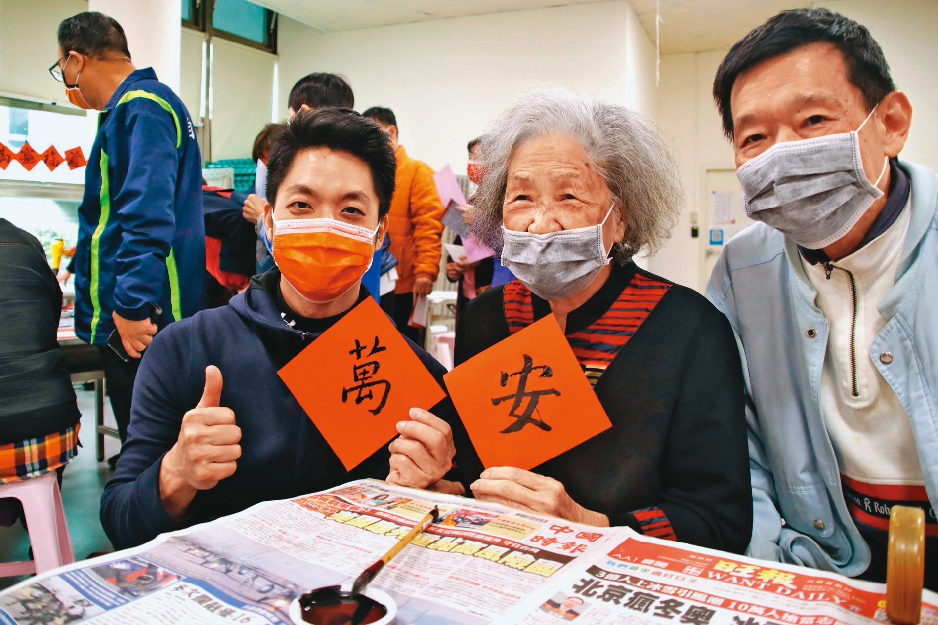 蔣萬安(左)日前參加北市松山區寫春聯活動,獲得民眾愛戴。(翻攝蔣萬安臉書)