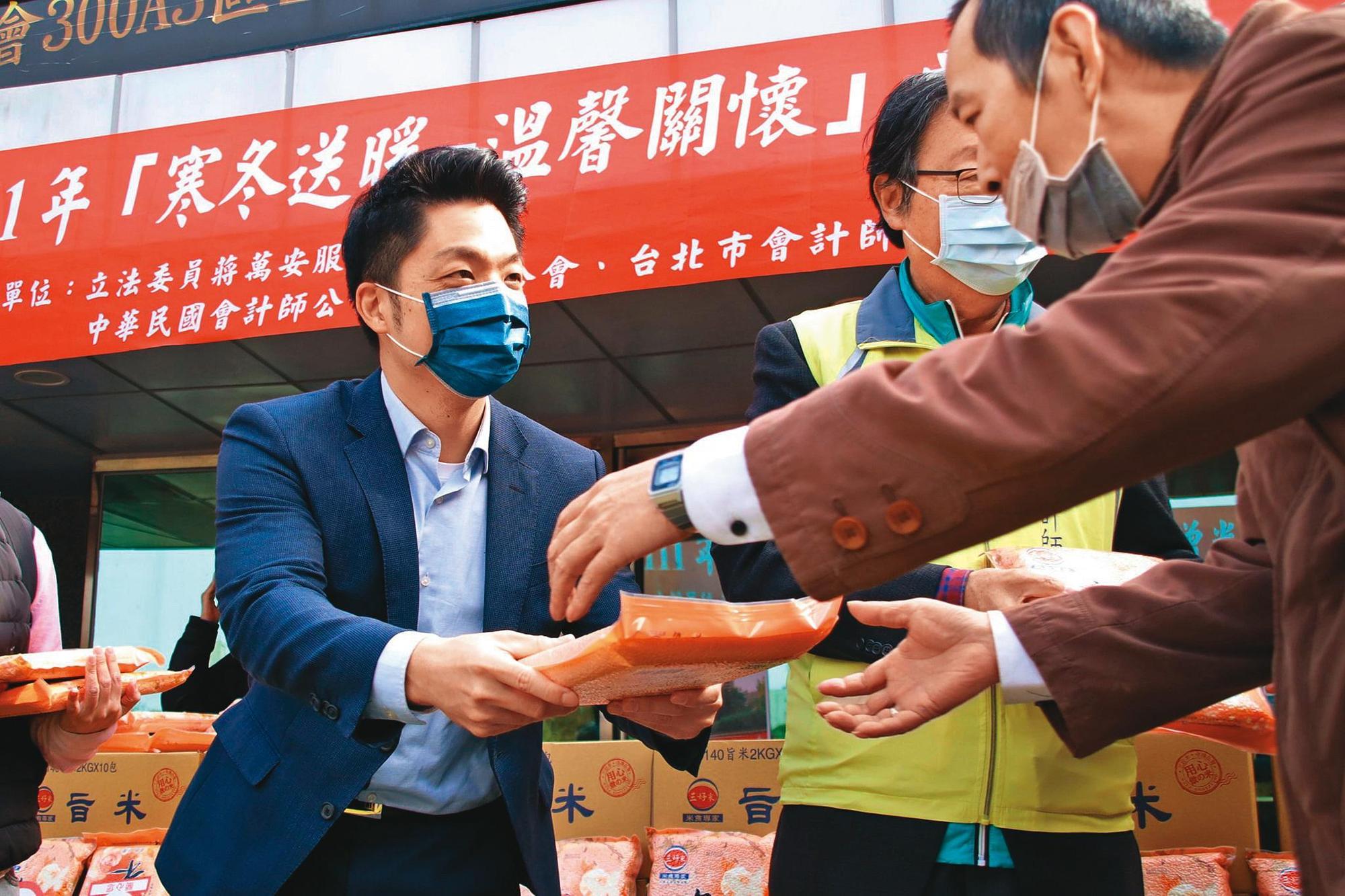 蔣萬安（左）勤跑基層，日前與會計師公會共同舉辦贈米活動，關懷弱勢。（翻攝蔣萬安臉書）