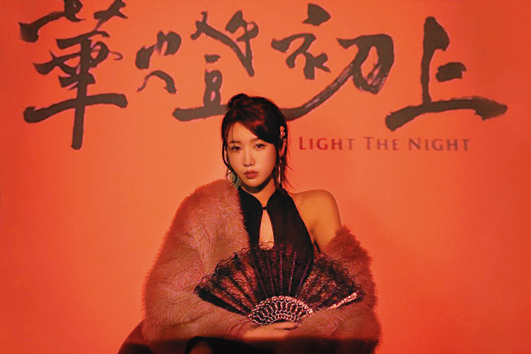 近期《華燈初上》火紅,掀起一陣模仿潮,鄭若青也打扮成「條通媽媽桑」跟風。(翻攝自鄭若青IG)